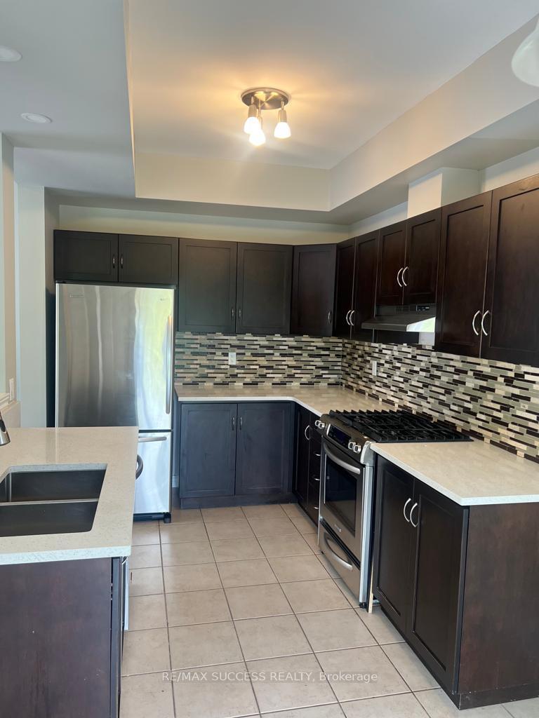 Photo 10 of 28 Dartmouth Gate, Hamilton, Lakeshore — HOMEH
