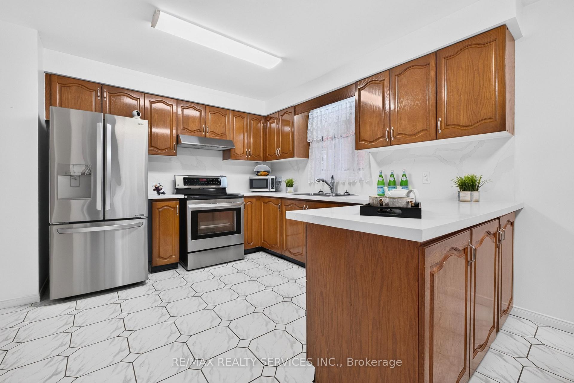Photo 12 of 30 Nasmith Street, Brampton, Westgate — HOMEH