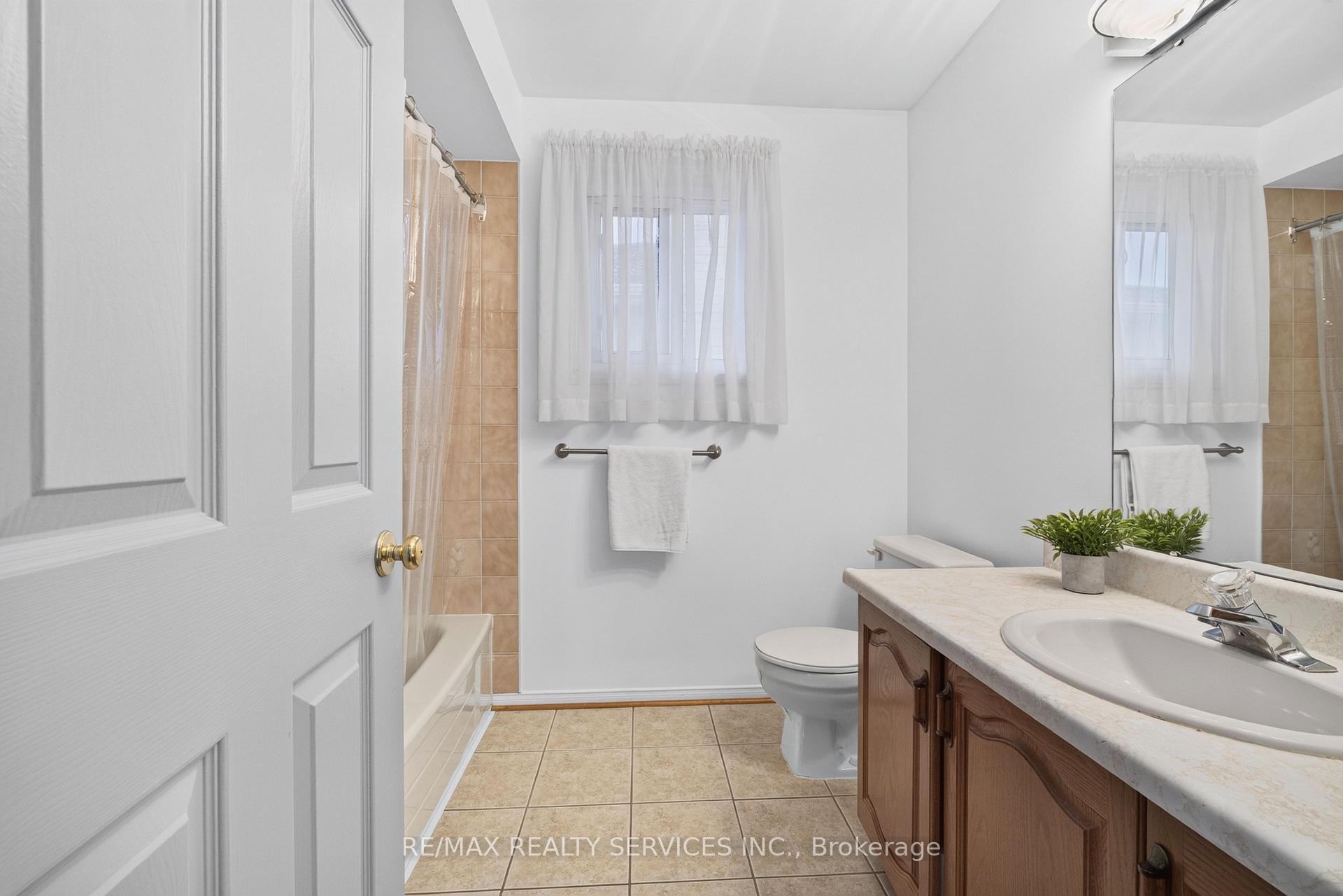 Photo 23 of 30 Nasmith Street, Brampton, Westgate — HOMEH