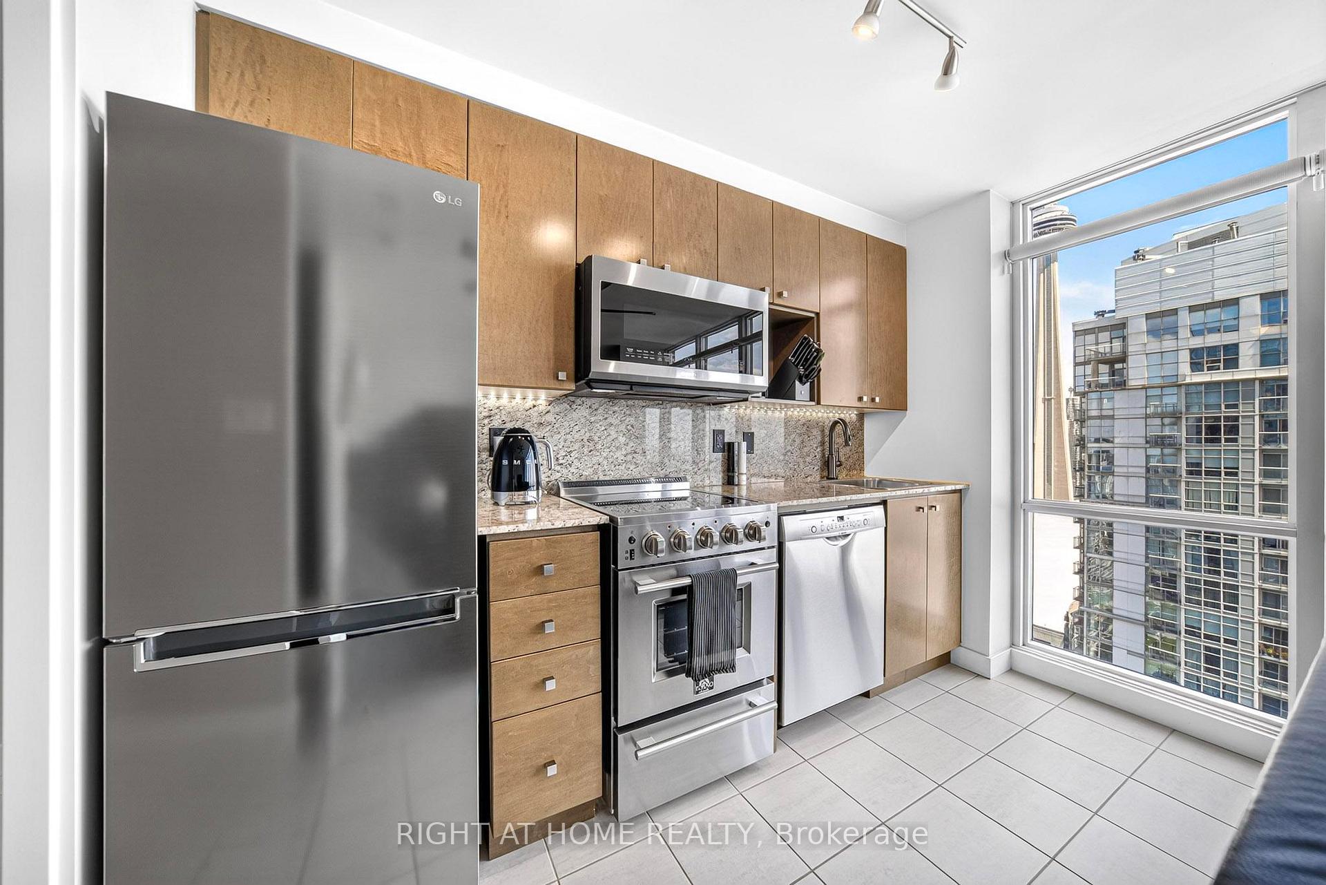 Photo 10 of Unit 5509, 11 Brunel Court, Toronto, Waterfront Communities — HOMEH