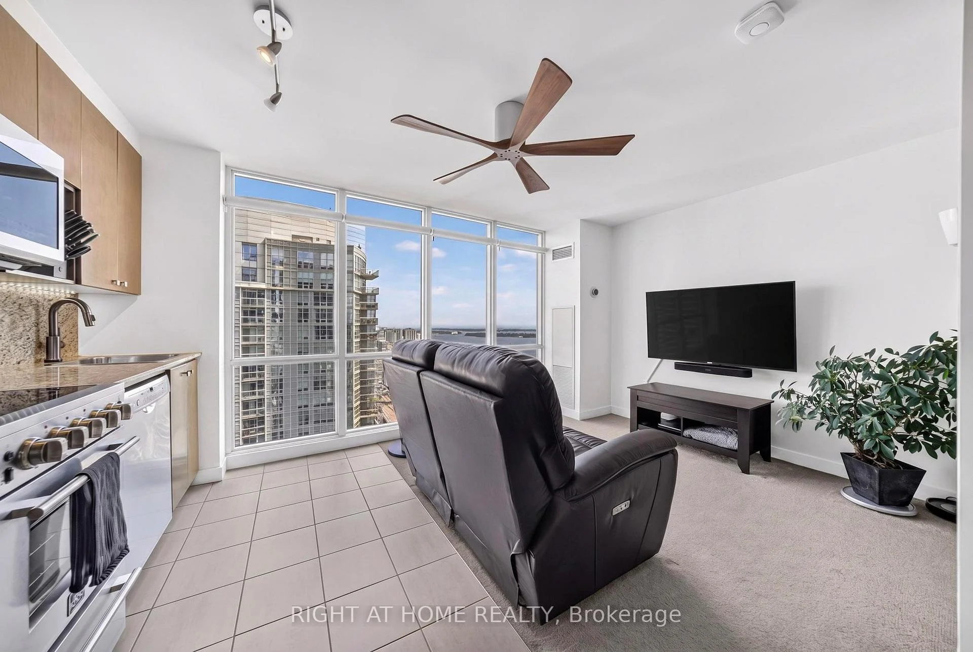 Photo 4 of Unit 5509, 11 Brunel Court, Toronto, Waterfront Communities — HOMEH