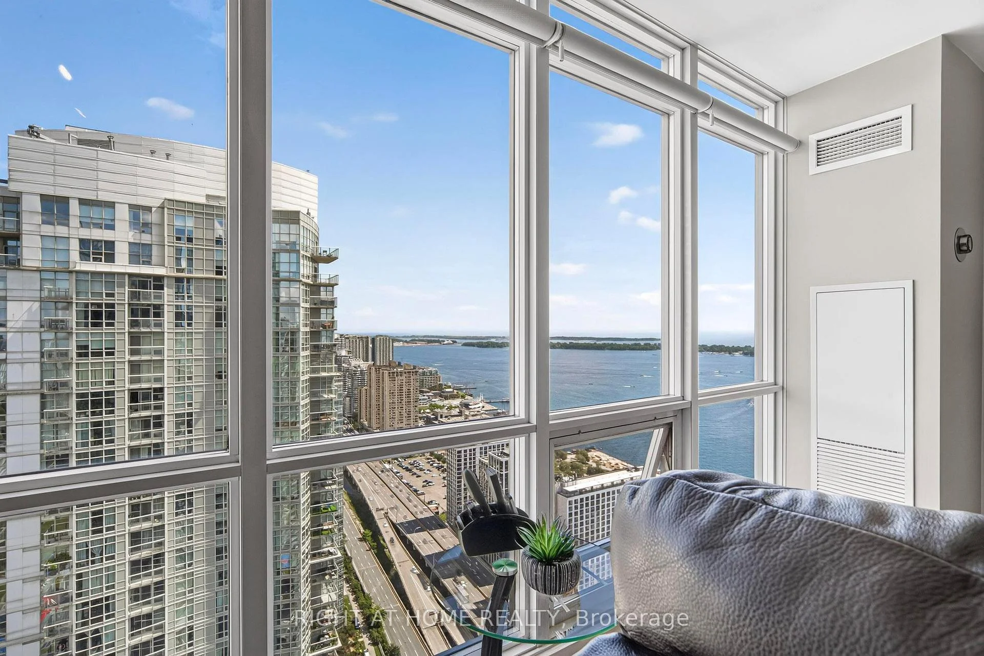 Photo 7 of Unit 5509, 11 Brunel Court, Toronto, Waterfront Communities — HOMEH