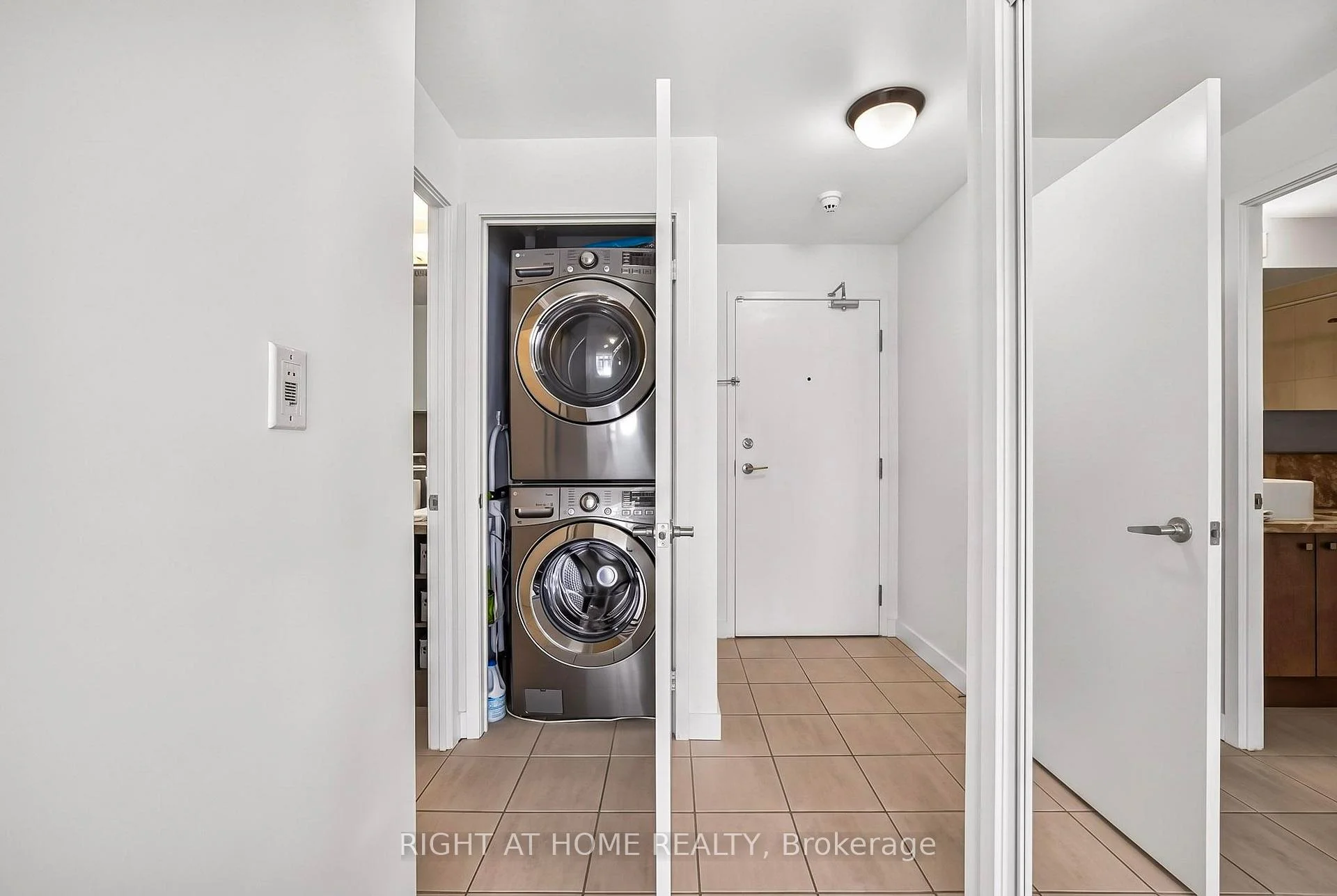 Photo 23 of Unit 5509, 11 Brunel Court, Toronto, Waterfront Communities — HOMEH