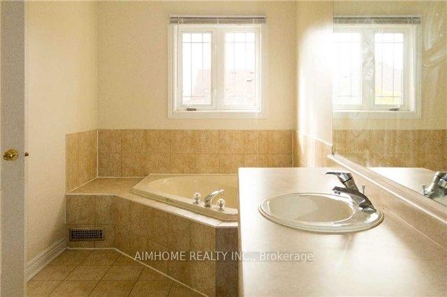 Photo 9 of 93 Bel Canto Crescent, Richmond Hill, Oak Ridges Lake Wilcox — HOMEH