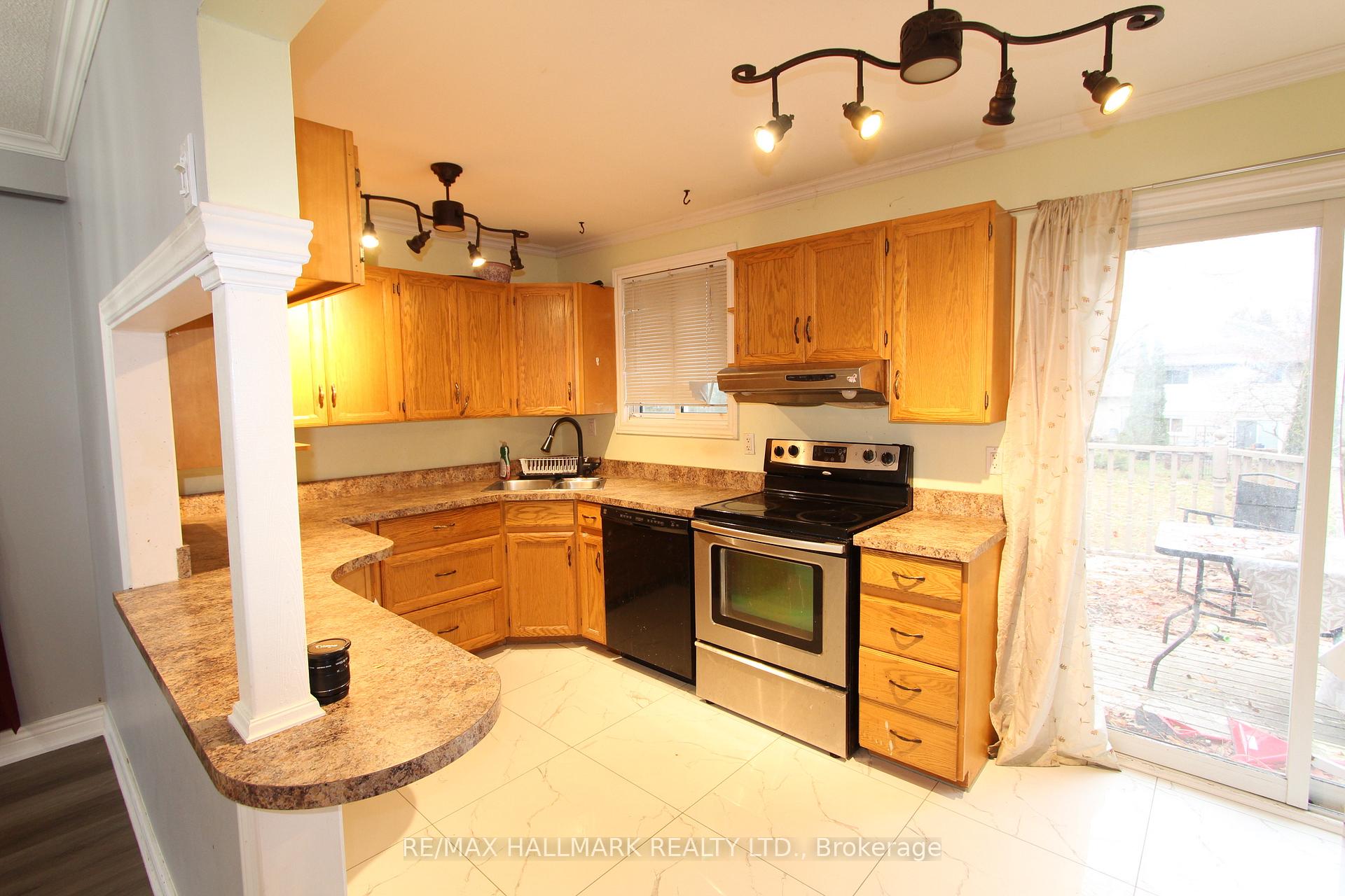 Photo 5 of Unit Upper Unit, 8 Meadowland Avenue, Barrie, Allandale Heights — HOMEH