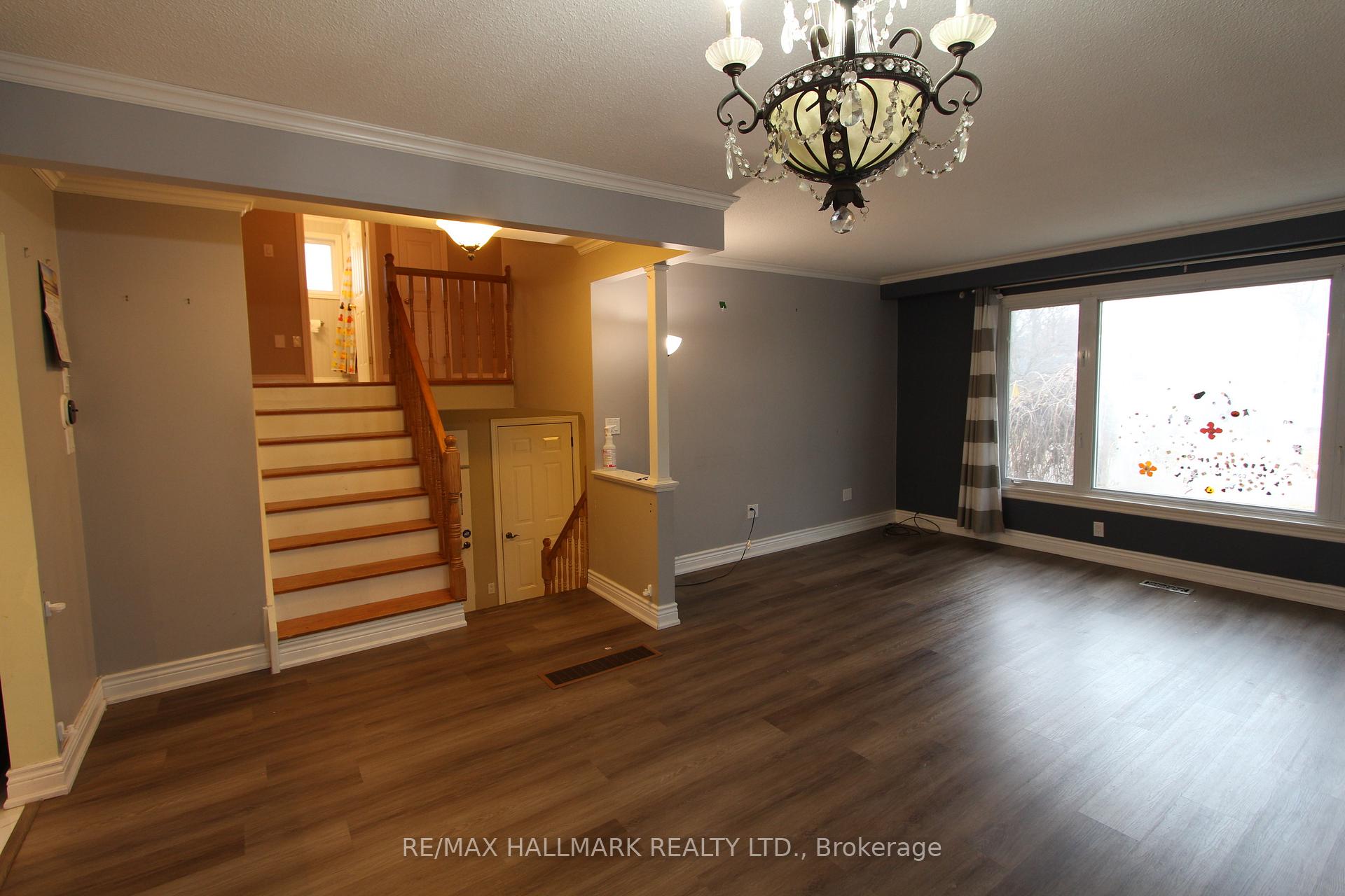 Photo 8 of Unit Upper Unit, 8 Meadowland Avenue, Barrie, Allandale Heights — HOMEH