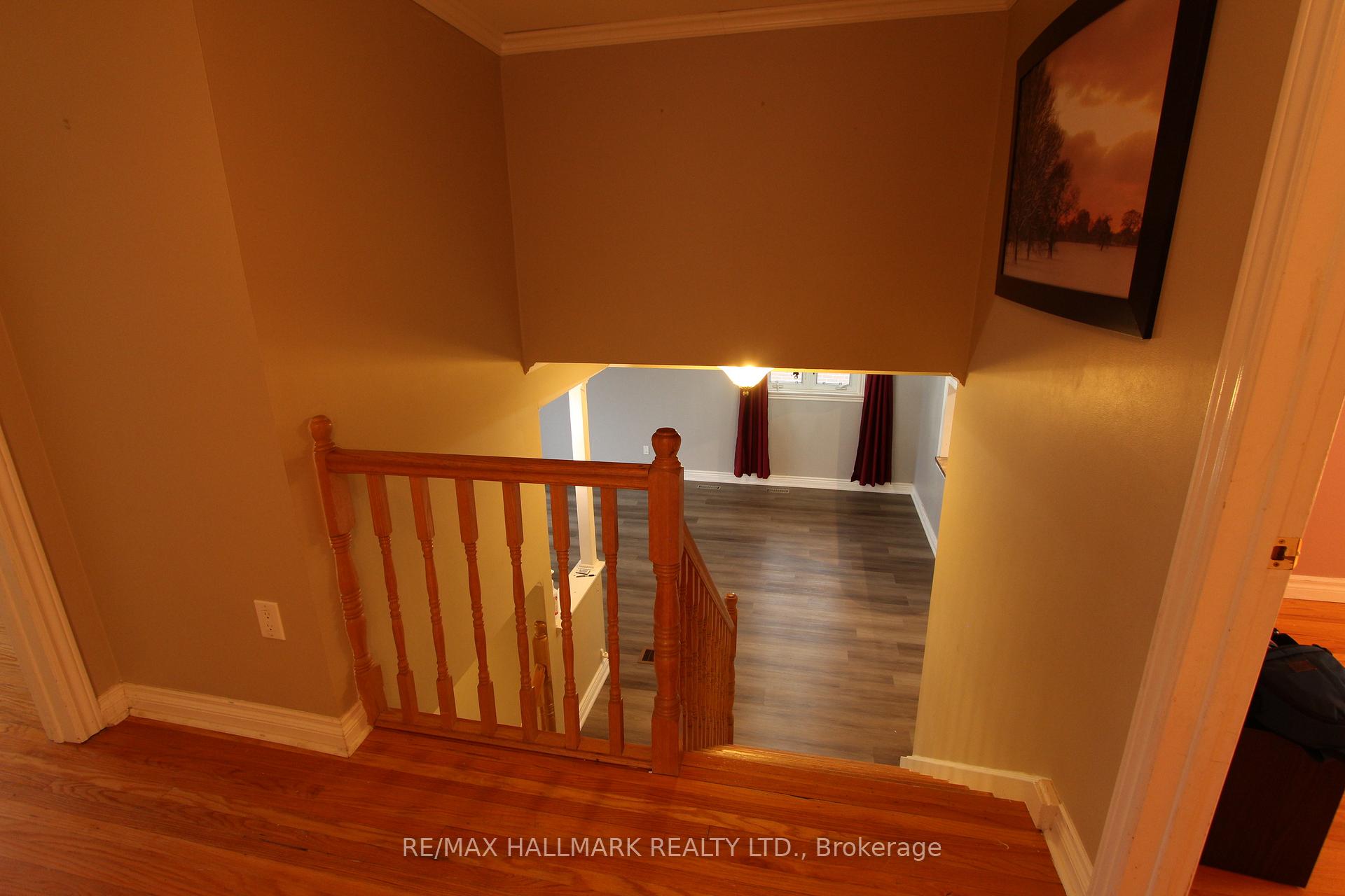 Photo 9 of Unit Upper Unit, 8 Meadowland Avenue, Barrie, Allandale Heights — HOMEH