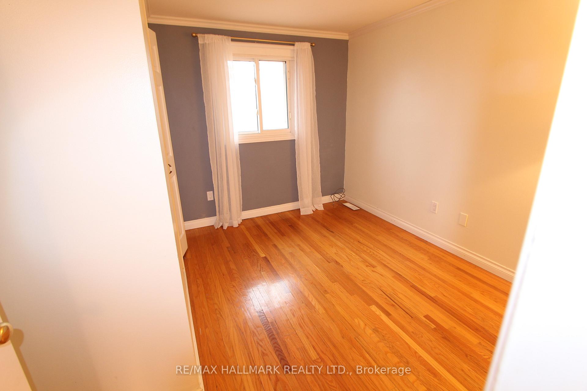 Photo 11 of Unit Upper Unit, 8 Meadowland Avenue, Barrie, Allandale Heights — HOMEH