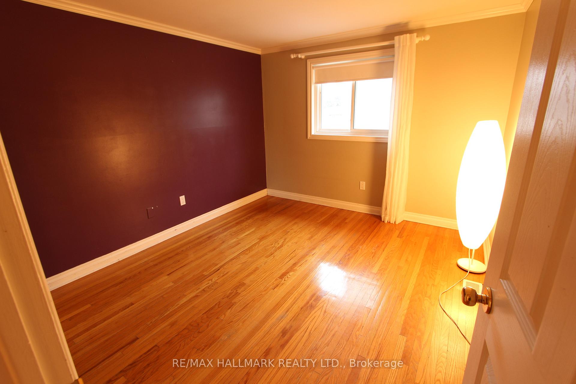 Photo 12 of Unit Upper Unit, 8 Meadowland Avenue, Barrie, Allandale Heights — HOMEH