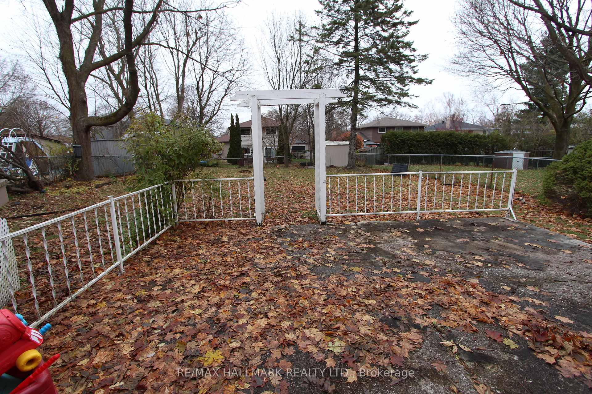 Photo 17 of Unit Upper Unit, 8 Meadowland Avenue, Barrie, Allandale Heights — HOMEH