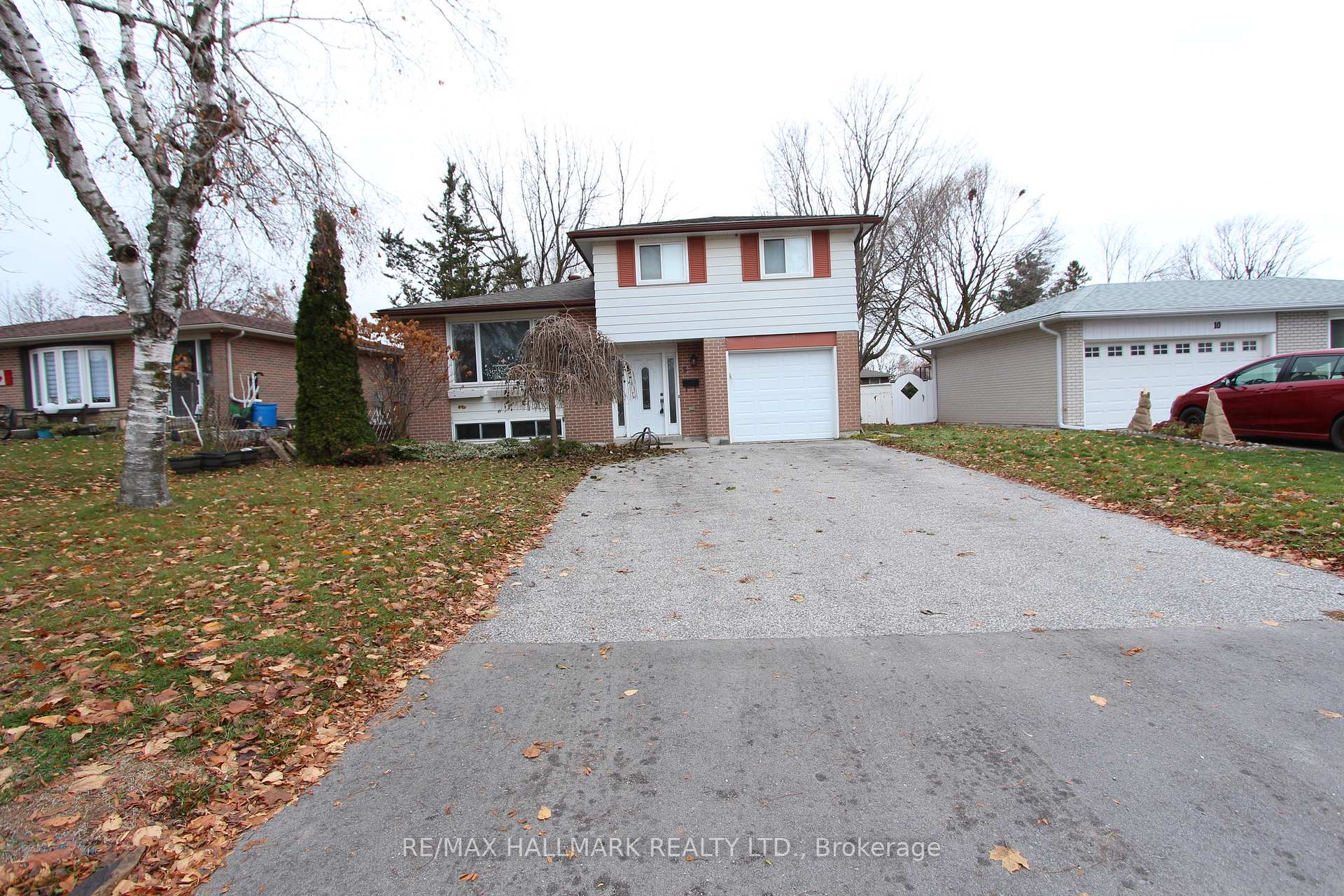 Photo 18 of Unit Upper Unit, 8 Meadowland Avenue, Barrie, Allandale Heights — HOMEH