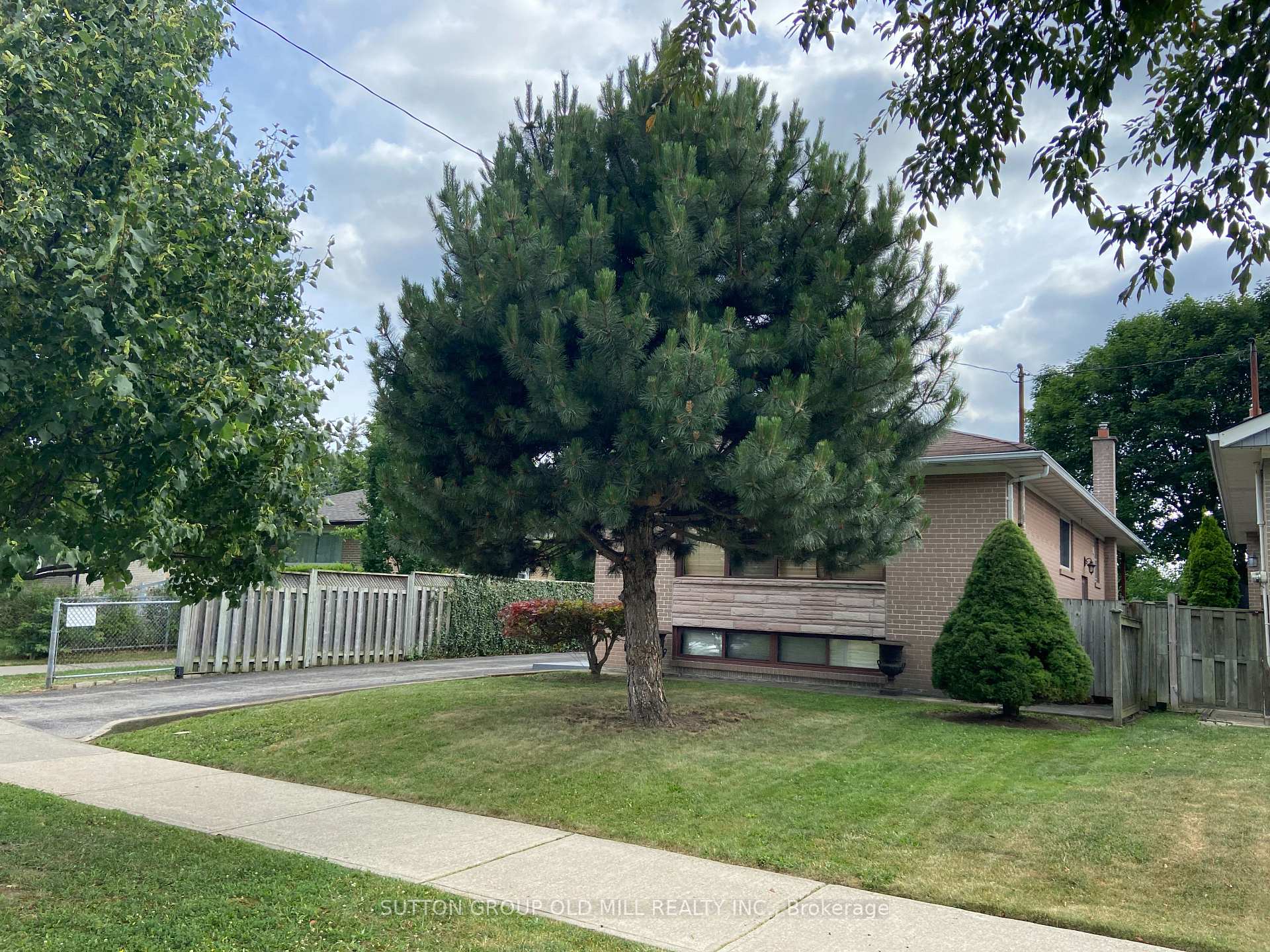 Front of 32 Hagersville Court