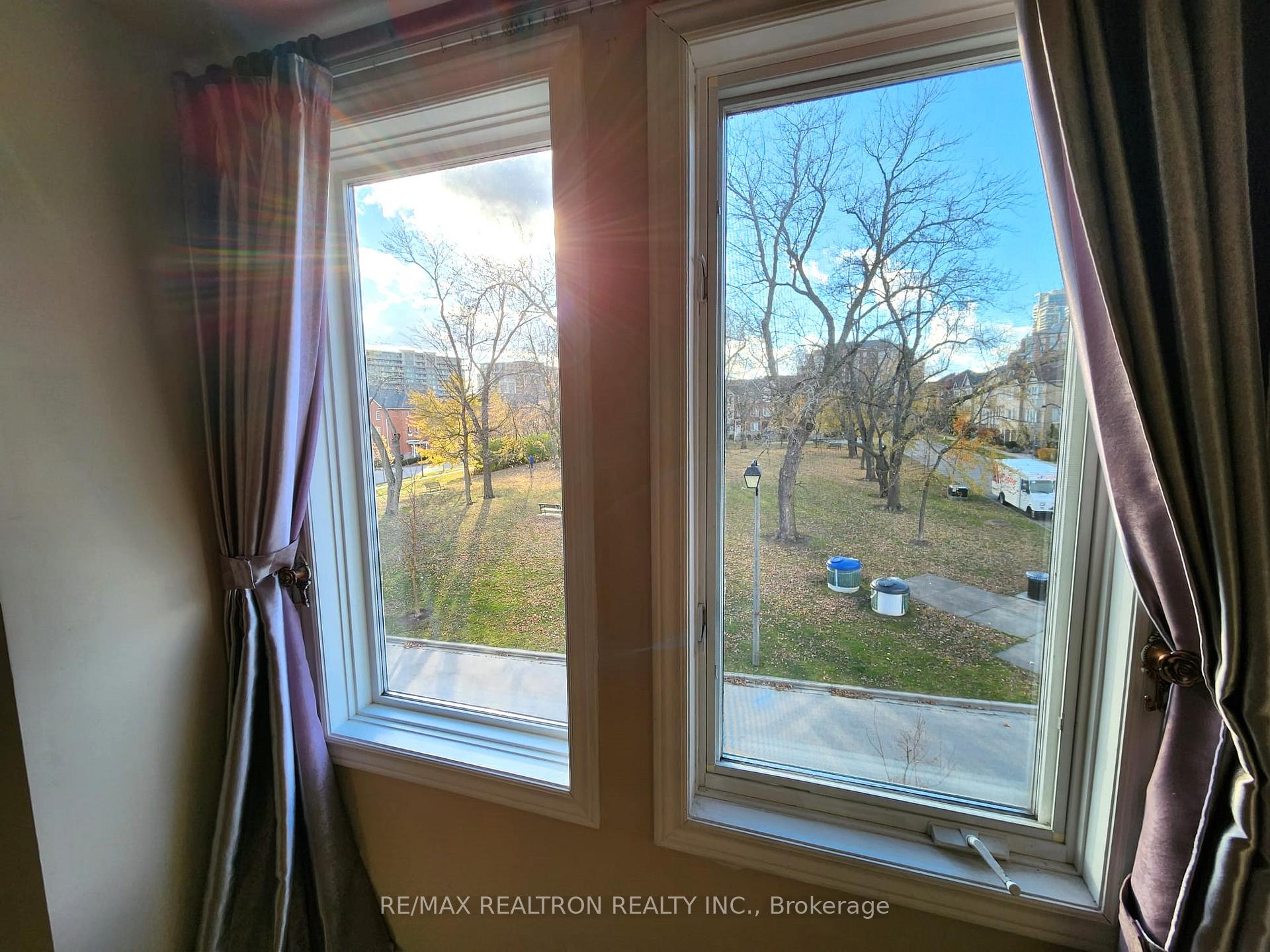 Photo 11 of 17 Carnation Road, Markham, Commerce Valley — HOMEH