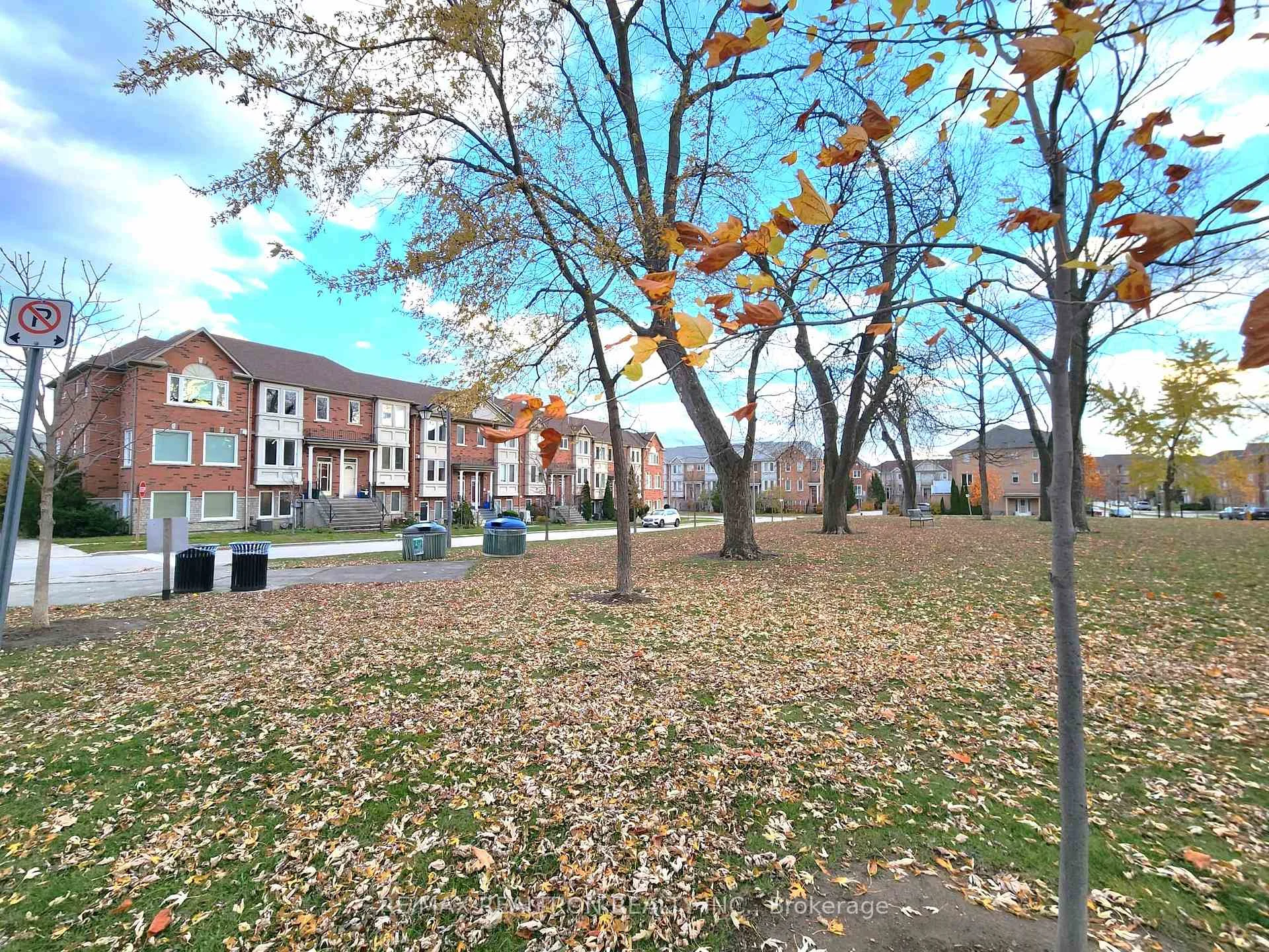 Photo 2 of 17 Carnation Road, Markham, Commerce Valley — HOMEH