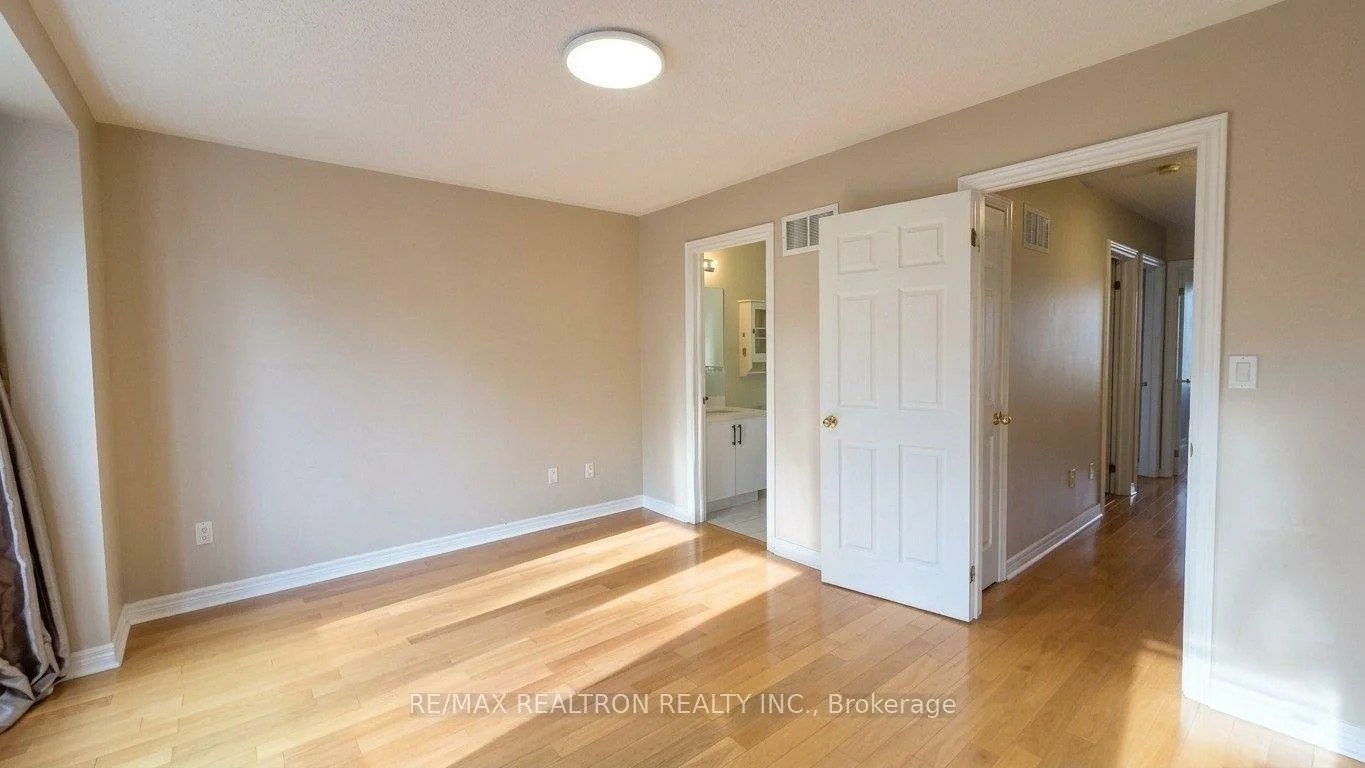 Photo 10 of 17 Carnation Road, Markham, Commerce Valley — HOMEH