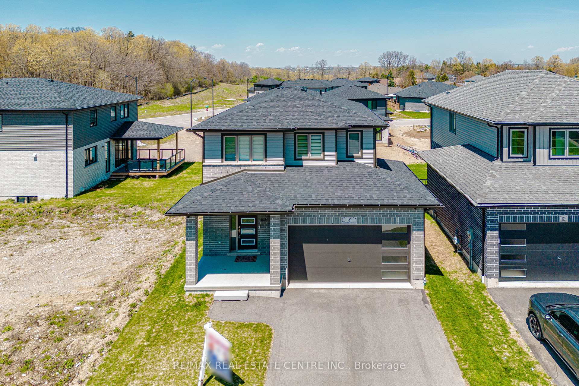 Photo 2 of 8 Moon Crescent, Cambridge, Westview — HOMEH