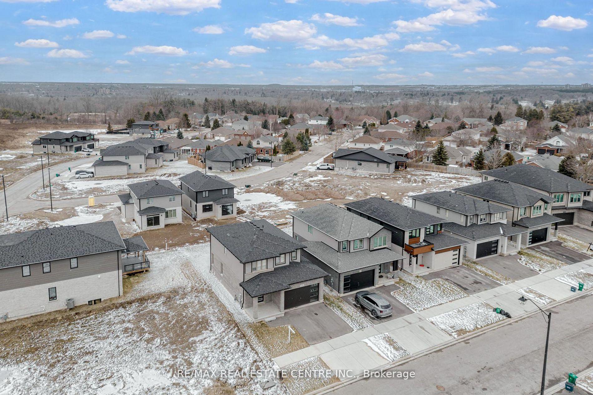 Photo 3 of 8 Moon Crescent, Cambridge, Westview — HOMEH