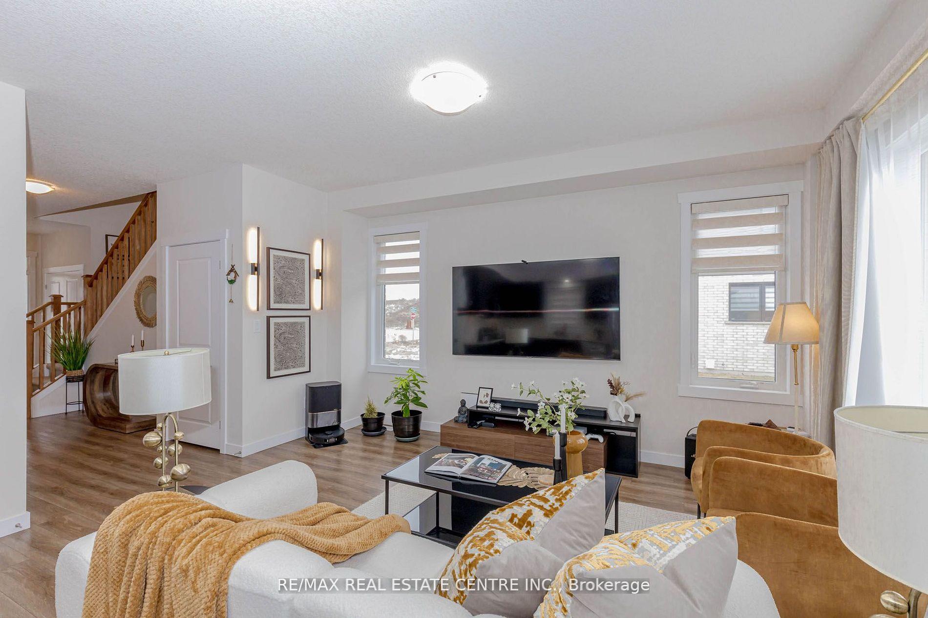 Photo 13 of 8 Moon Crescent, Cambridge, Westview — HOMEH