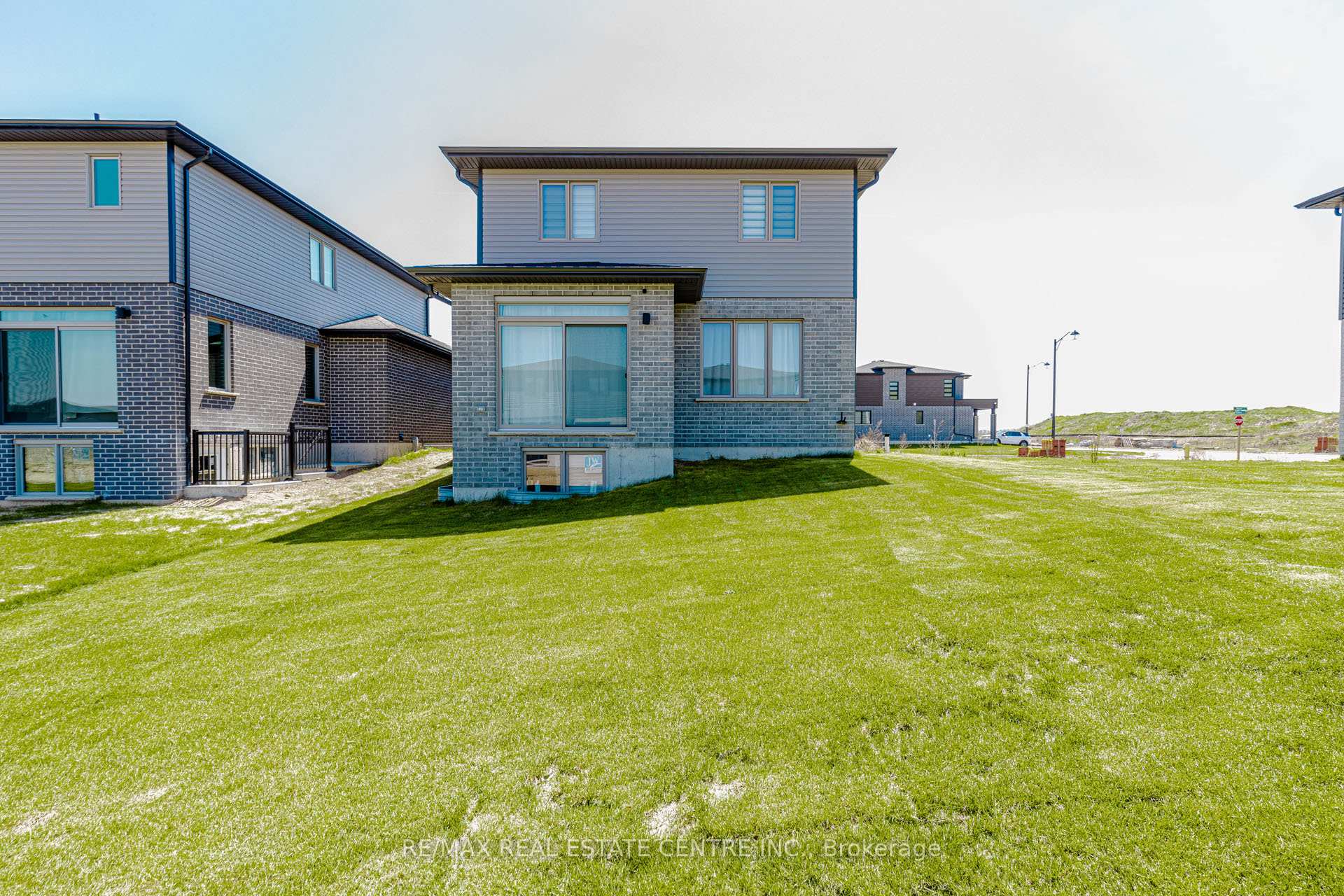 Photo 37 of 8 Moon Crescent, Cambridge, Westview — HOMEH