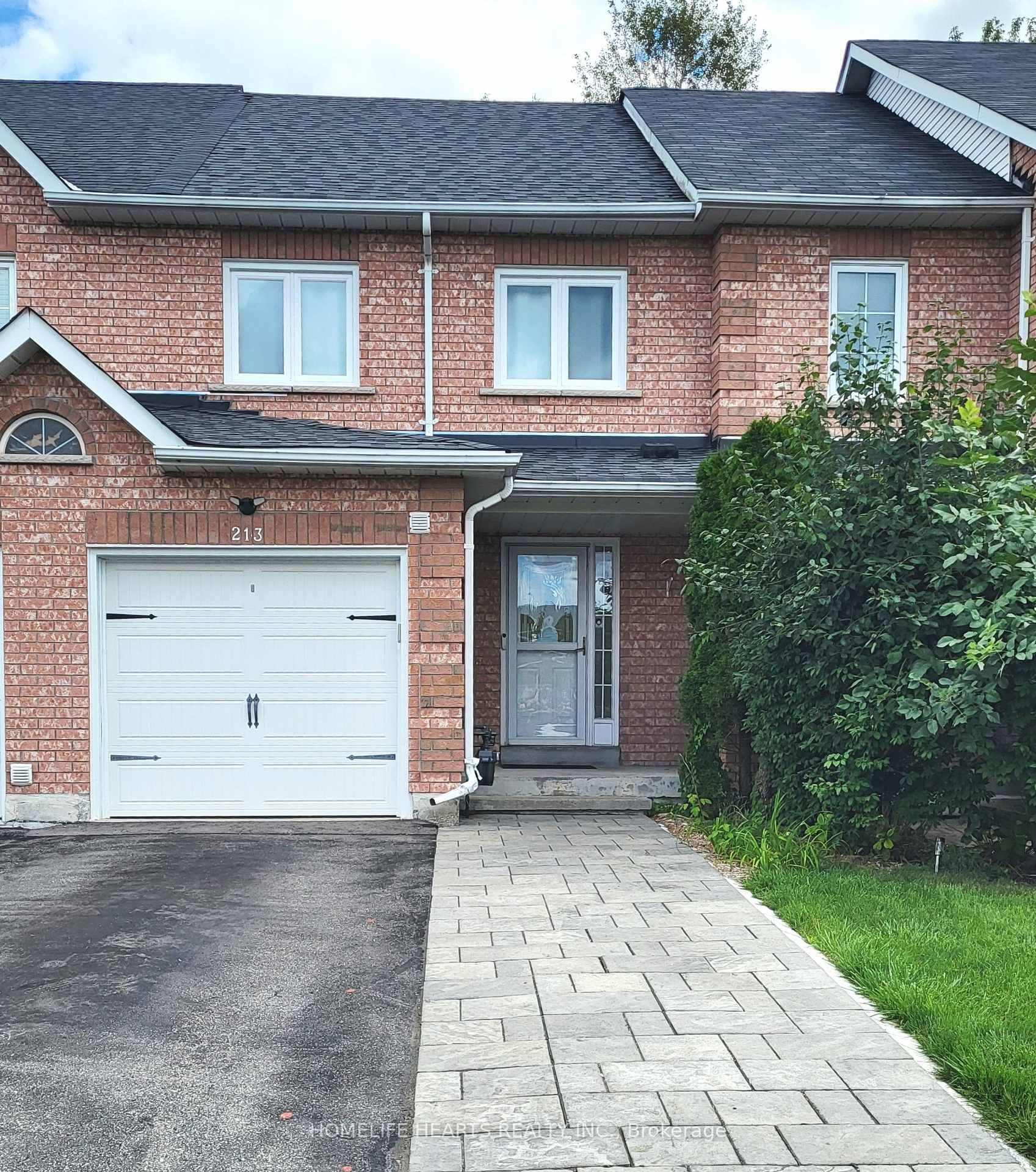 Photo 3 of 213 Park Drive, Whitchurch-Stouffville, Stouffville — HOMEH