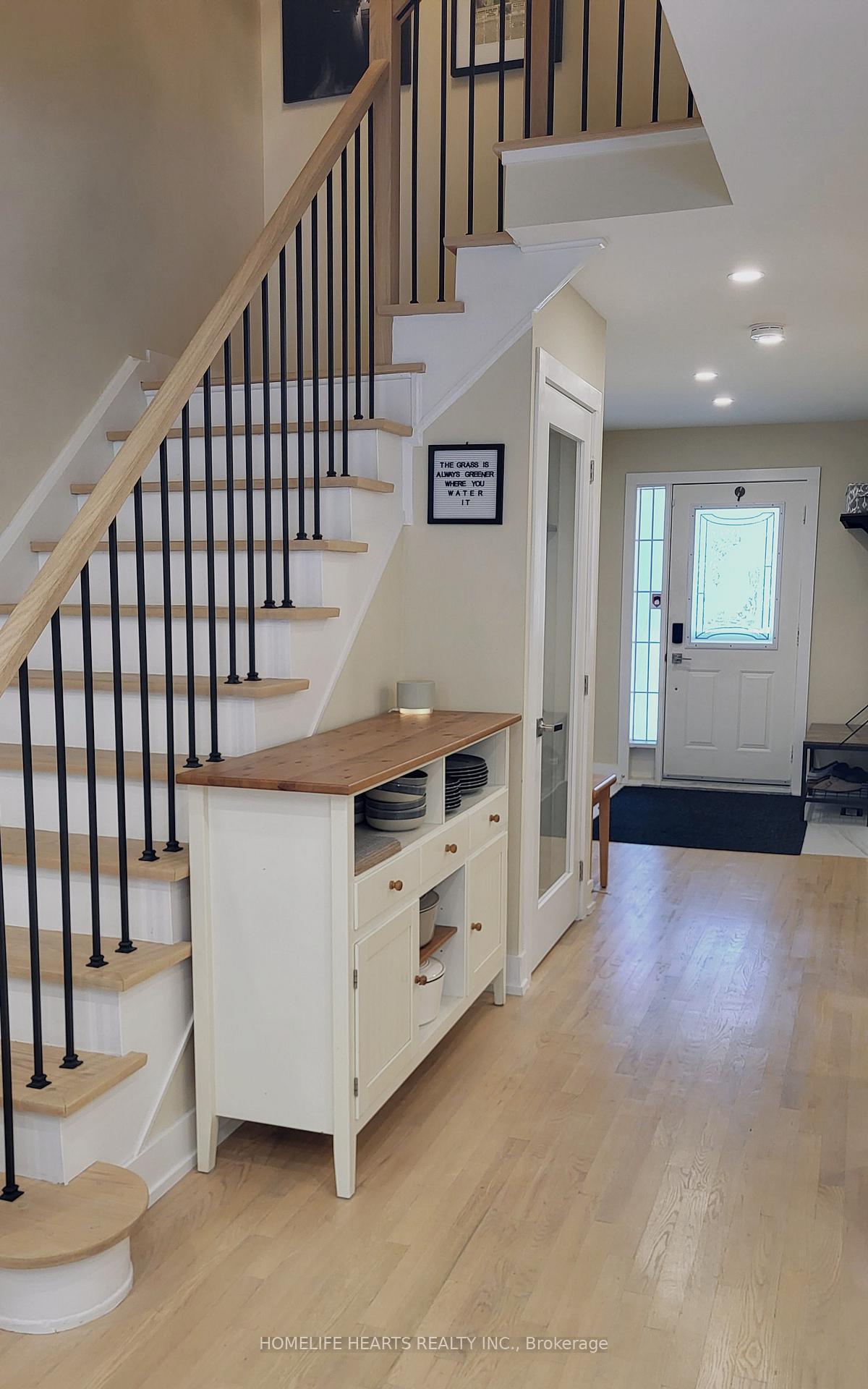 Photo 5 of 213 Park Drive, Whitchurch-Stouffville, Stouffville — HOMEH