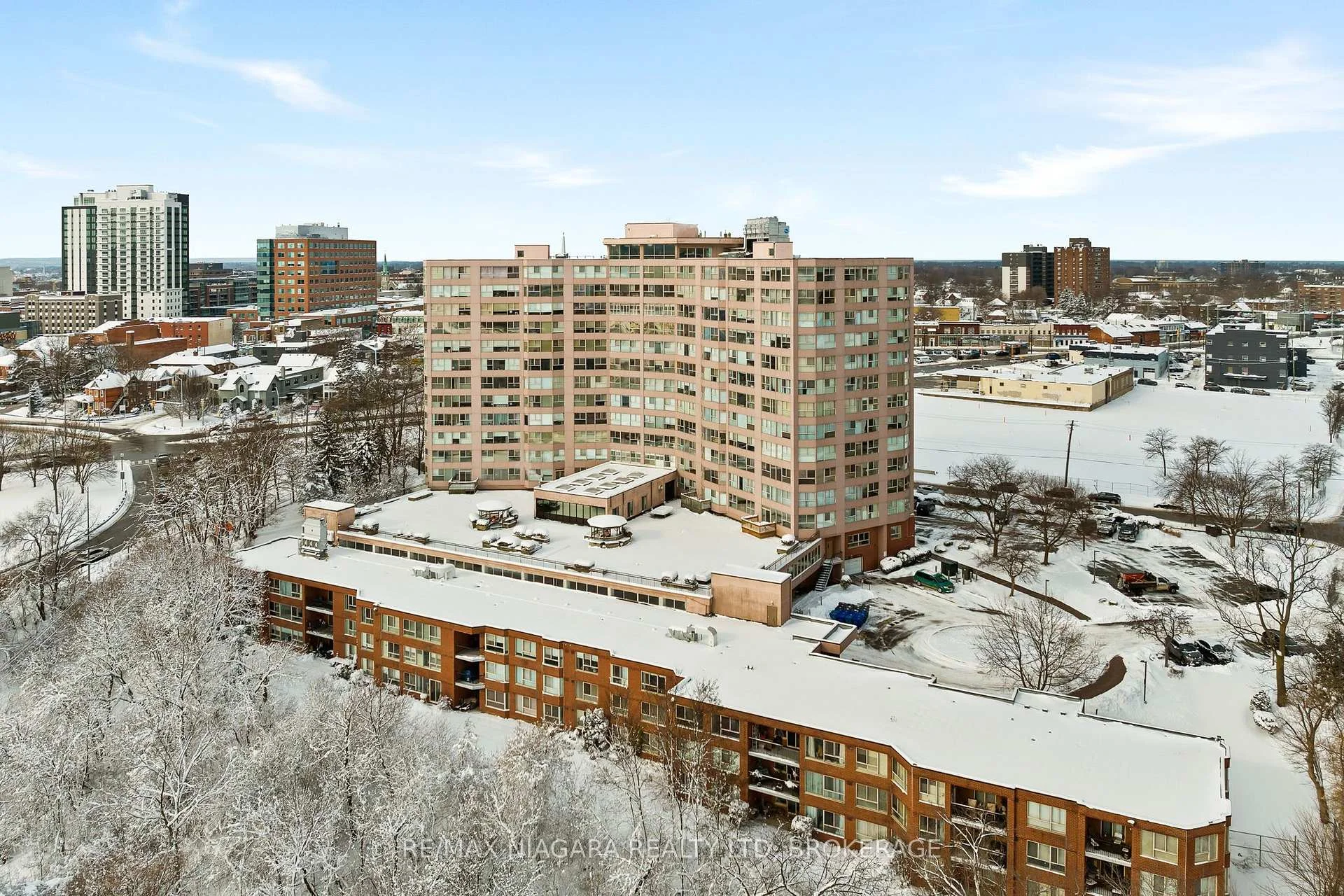 Photo 2 of Unit 502, 7 Gale Crescent, St. Catharines, E. Chester — HOMEH
