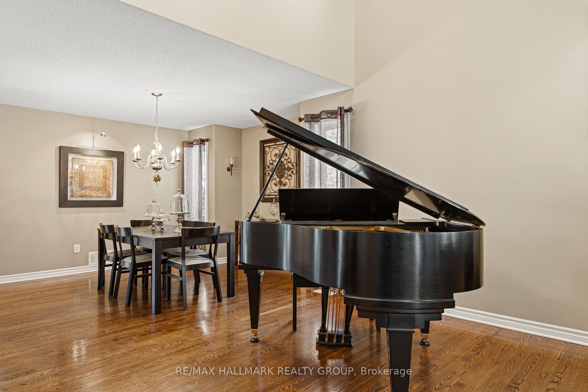 Photo 7 of 9 Blackshire Circle, Ottawa, Barrhaven - Stonebridge — HOMEH