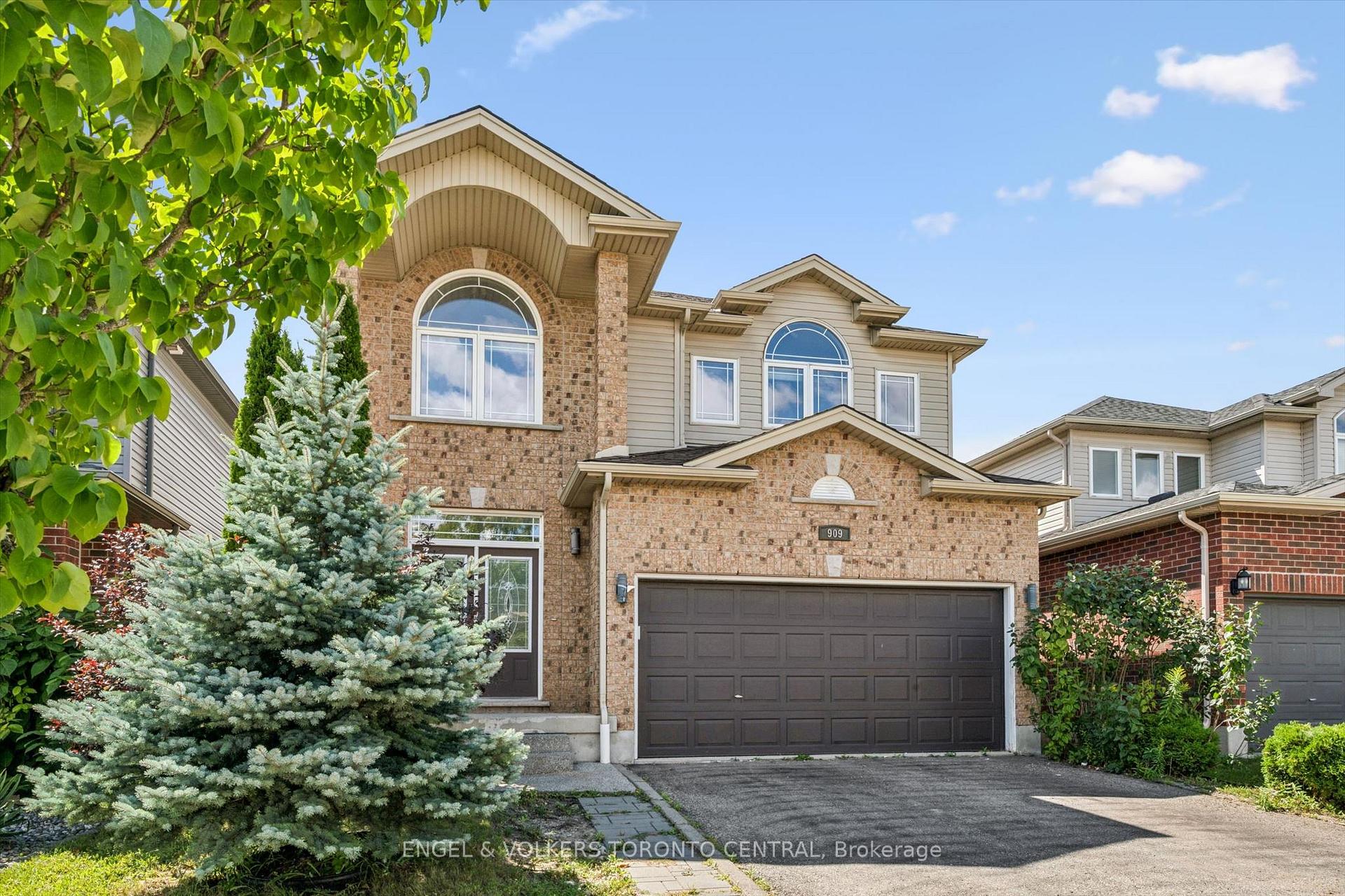 Photo 3 of 909 Pebblecreek Court, Kitchener, Grand River South — HOMEH