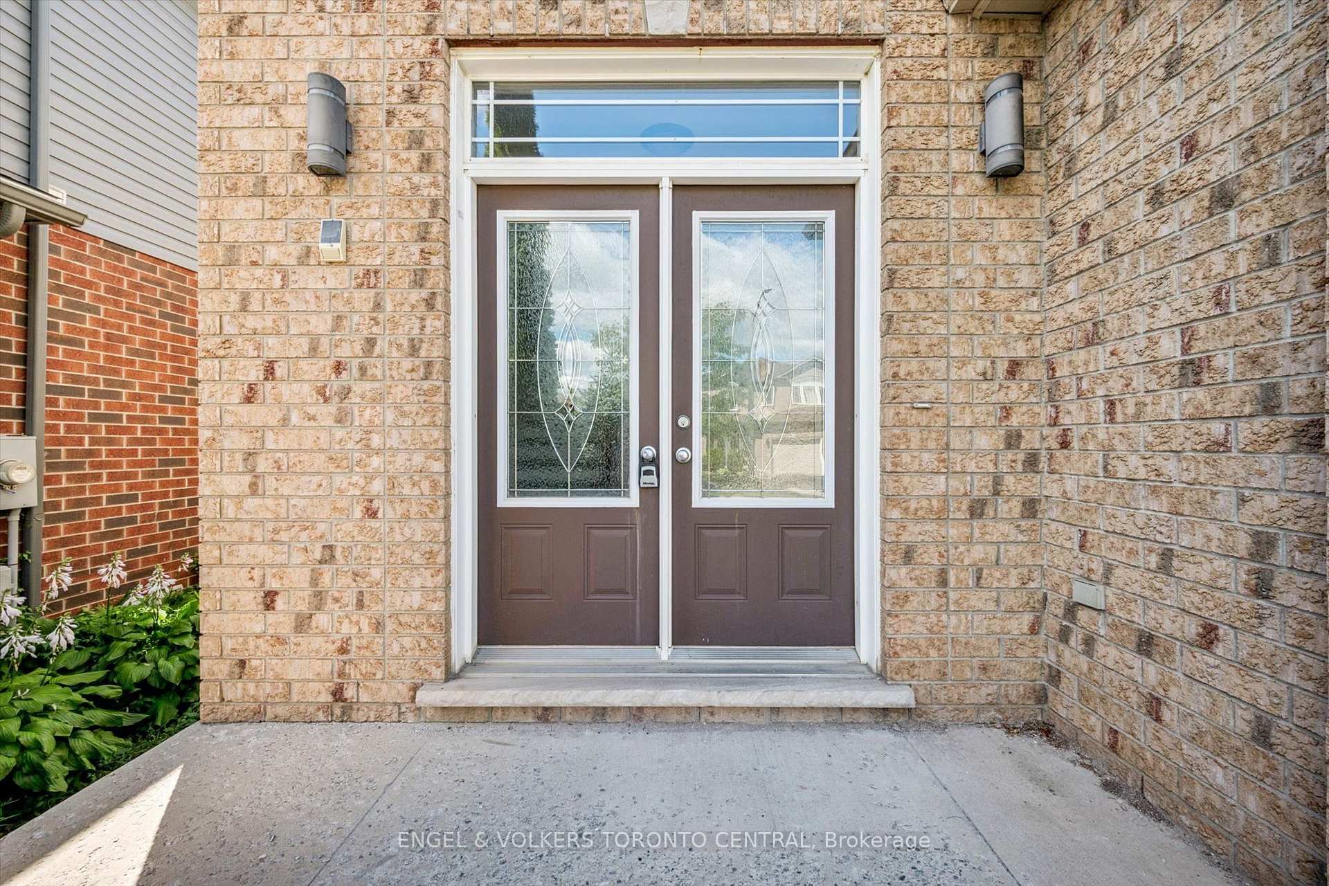 Photo 4 of 909 Pebblecreek Court, Kitchener, Grand River South — HOMEH
