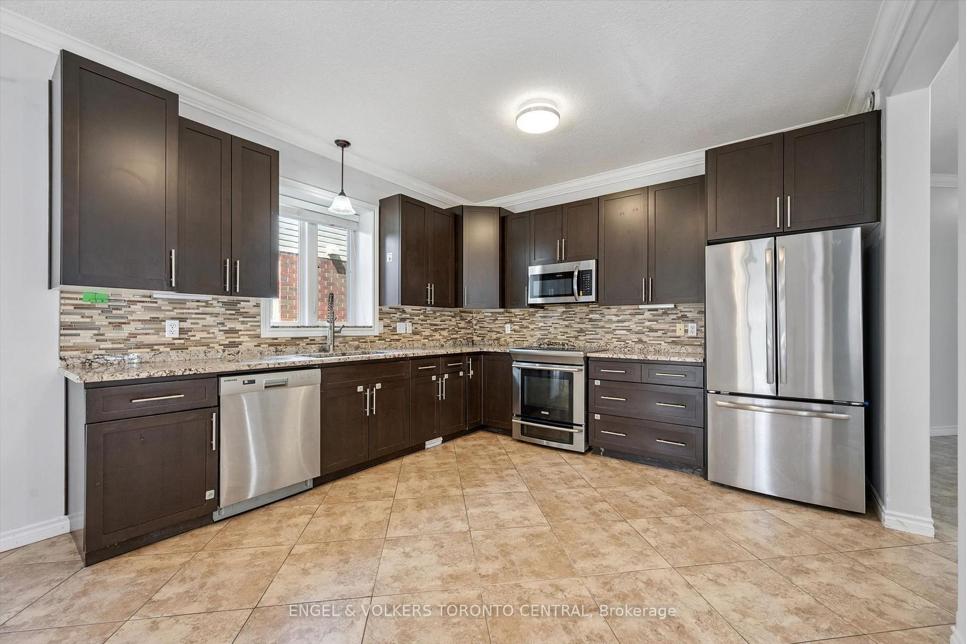 Photo 11 of 909 Pebblecreek Court, Kitchener, Grand River South — HOMEH
