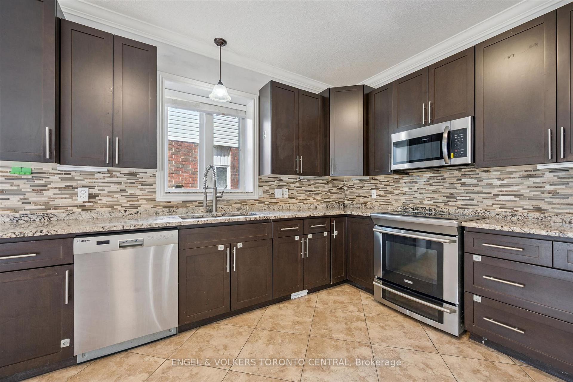 Photo 12 of 909 Pebblecreek Court, Kitchener, Grand River South — HOMEH