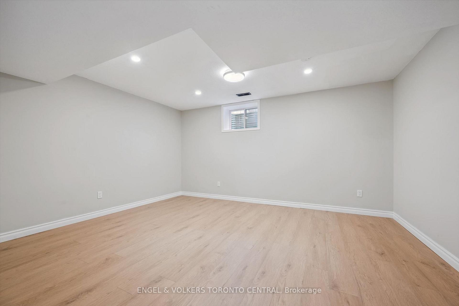 Photo 32 of 909 Pebblecreek Court, Kitchener, Grand River South — HOMEH
