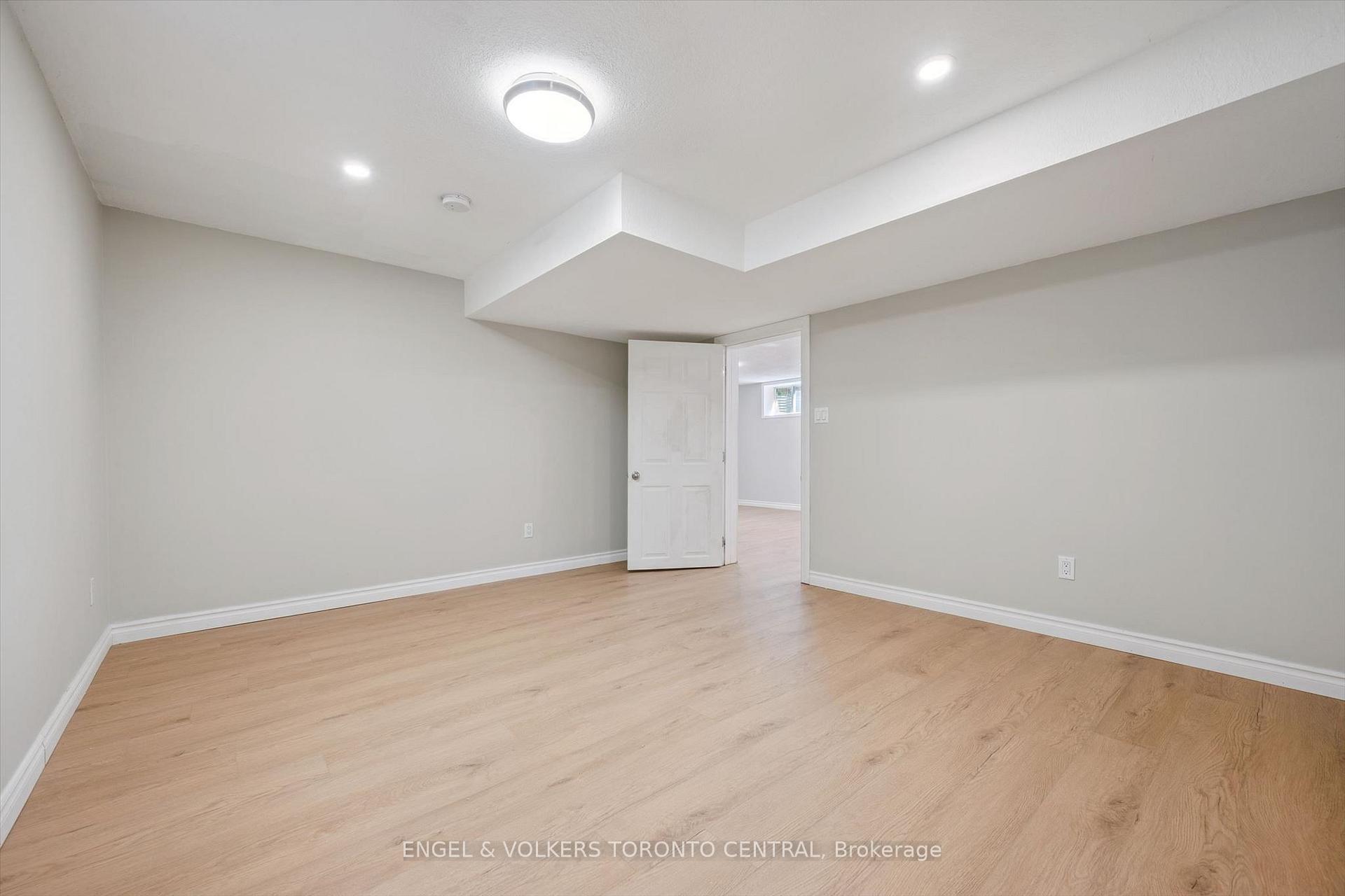 Photo 33 of 909 Pebblecreek Court, Kitchener, Grand River South — HOMEH