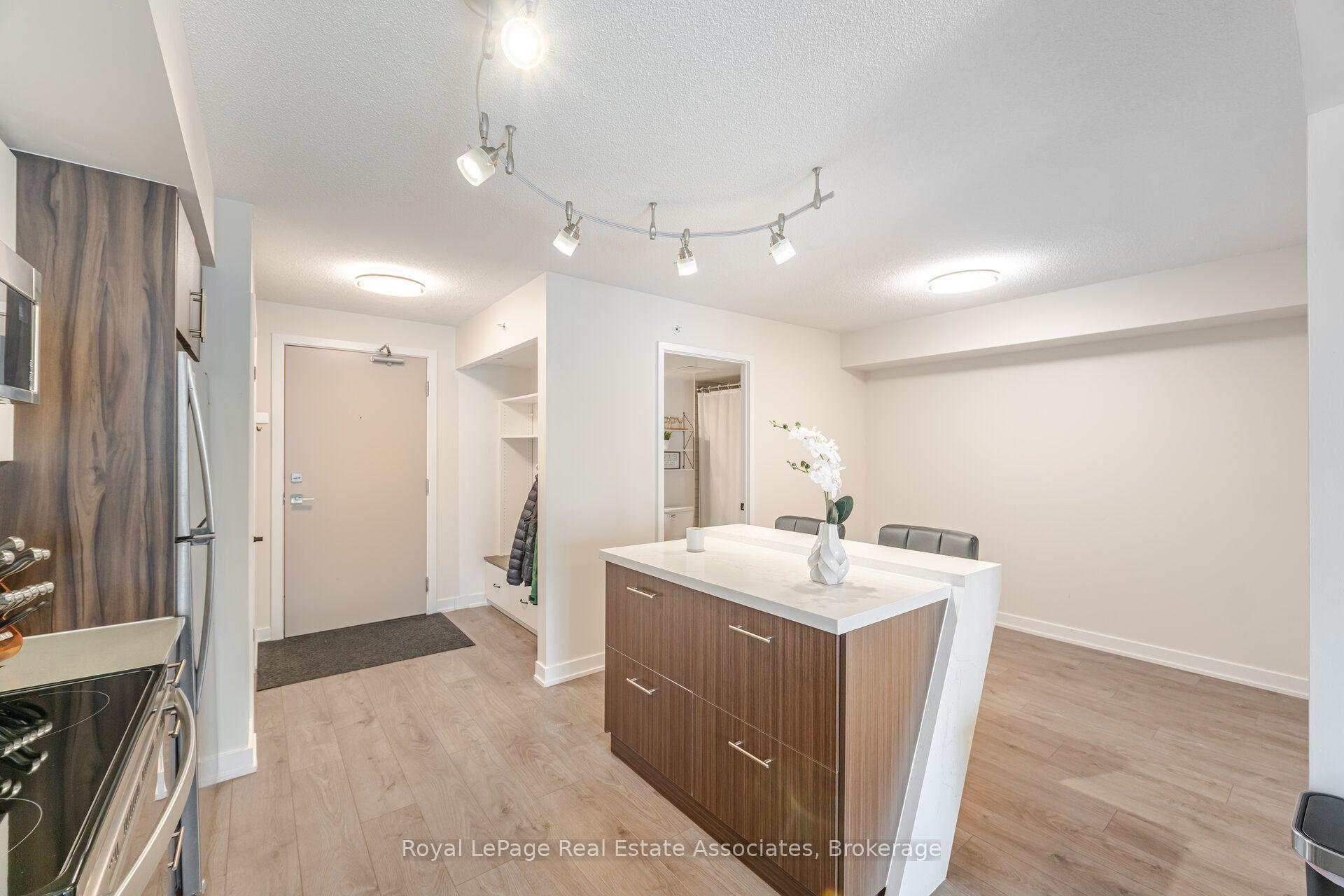Photo 13 of Unit B327, 1119 Cooke Boulevard, Burlington, Bayview — HOMEH
