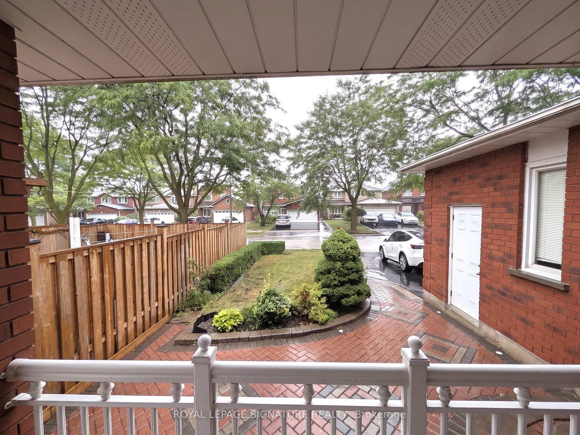 Photo 3 of 44 Bankview Circle, Etobicoke, West Humber-Clairville — HOMEH