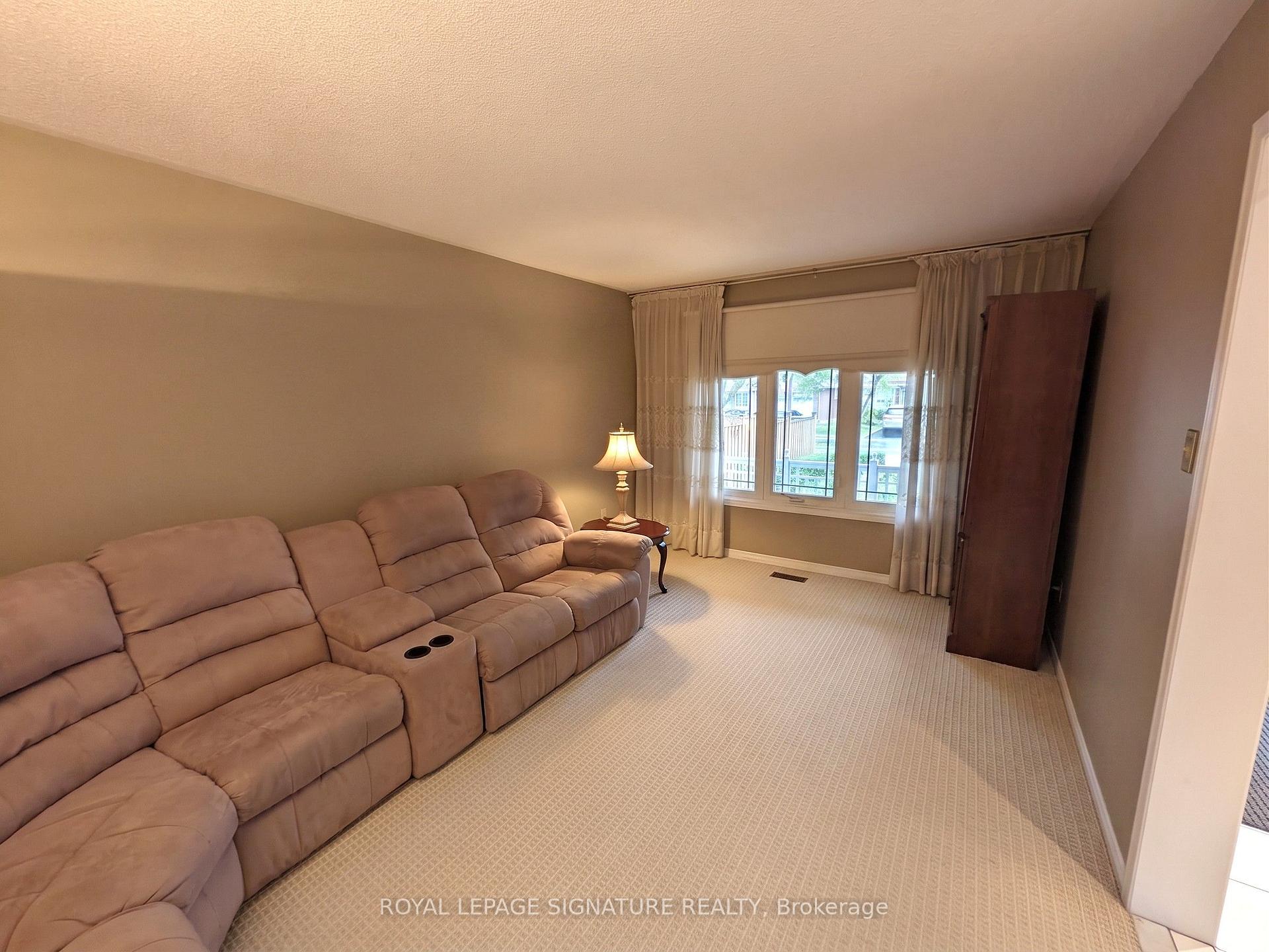 Photo 5 of 44 Bankview Circle, Etobicoke, West Humber-Clairville — HOMEH