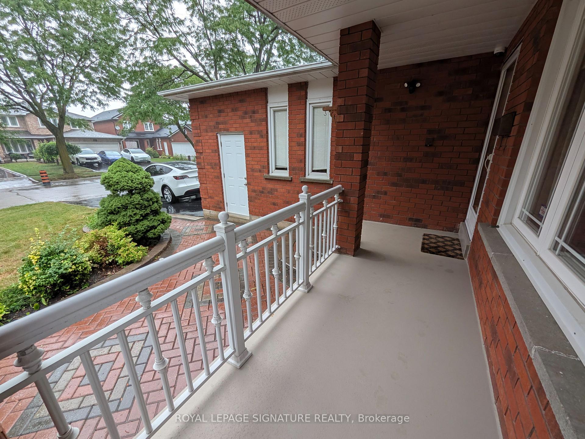 Photo 4 of 44 Bankview Circle, Etobicoke, West Humber-Clairville — HOMEH