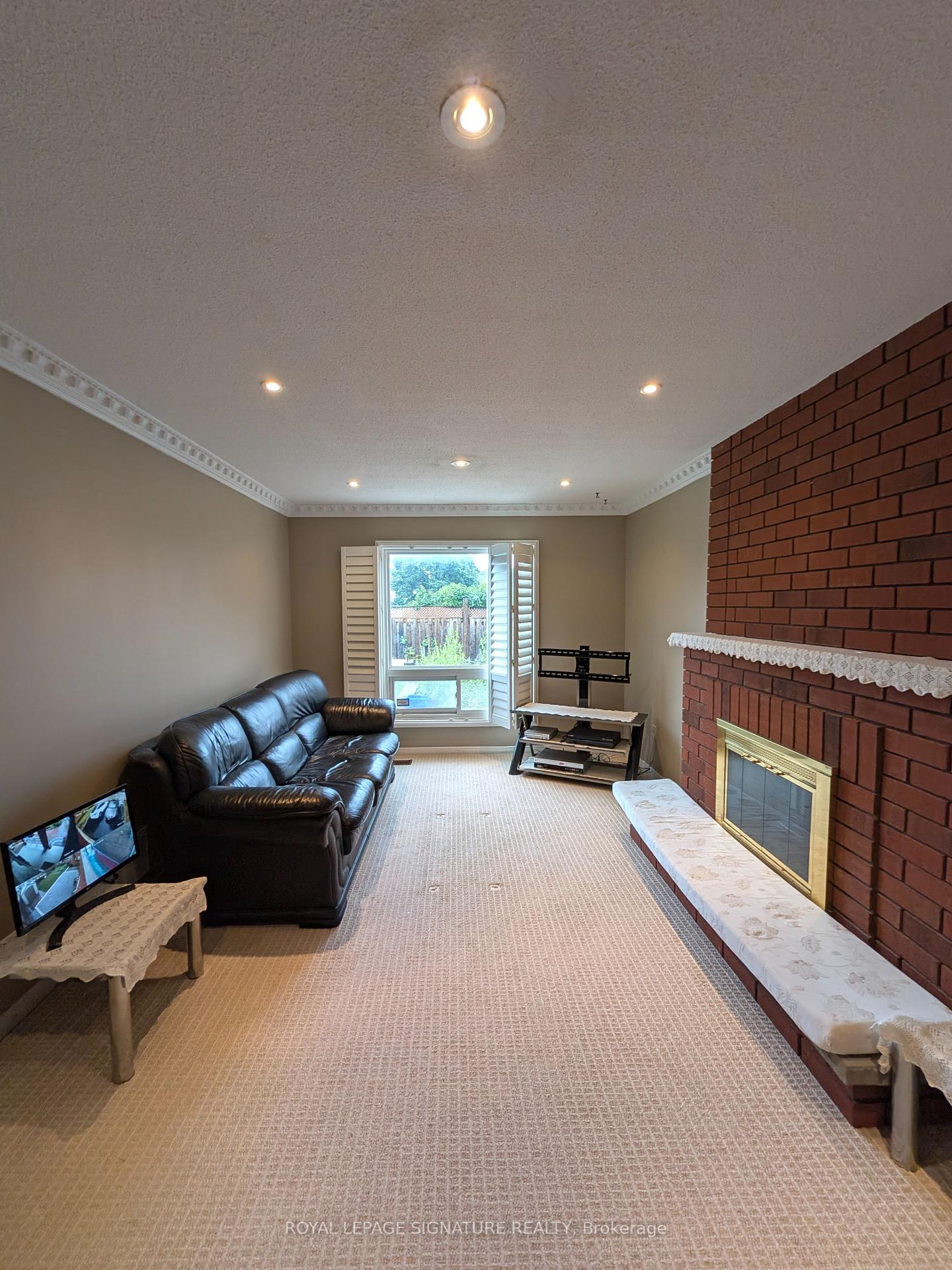 Photo 7 of 44 Bankview Circle, Etobicoke, West Humber-Clairville — HOMEH