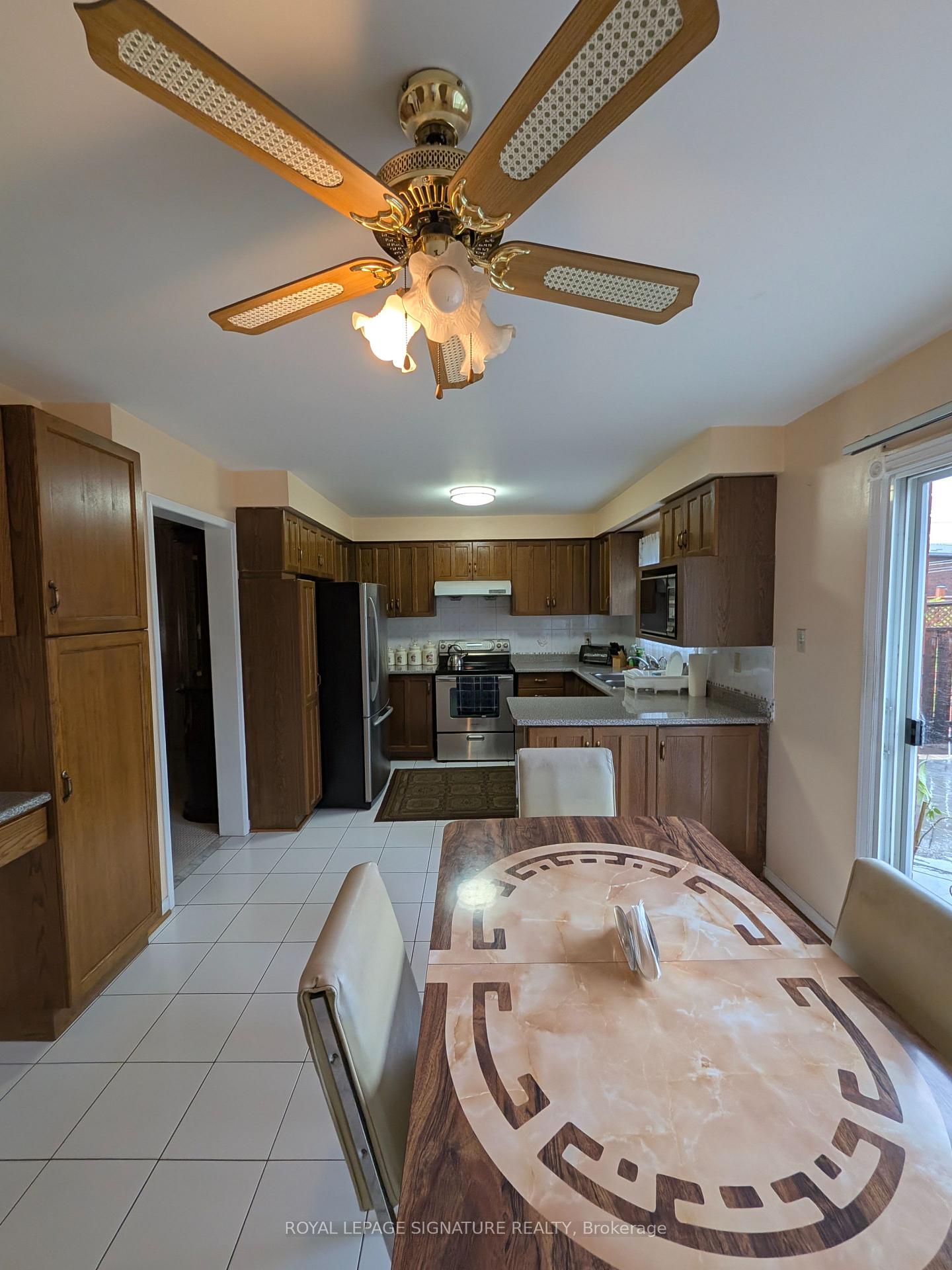 Photo 9 of 44 Bankview Circle, Etobicoke, West Humber-Clairville — HOMEH