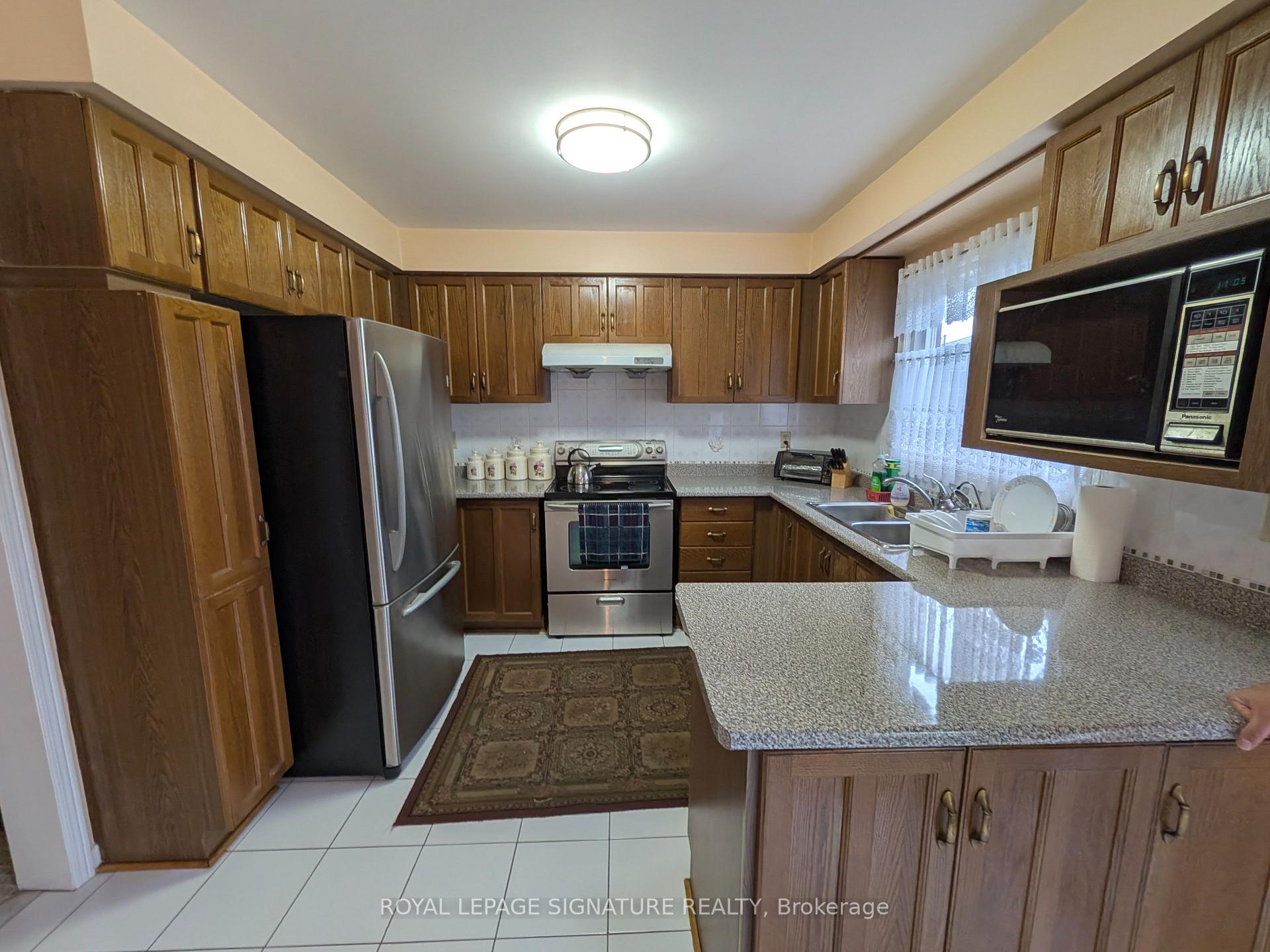Photo 10 of 44 Bankview Circle, Etobicoke, West Humber-Clairville — HOMEH