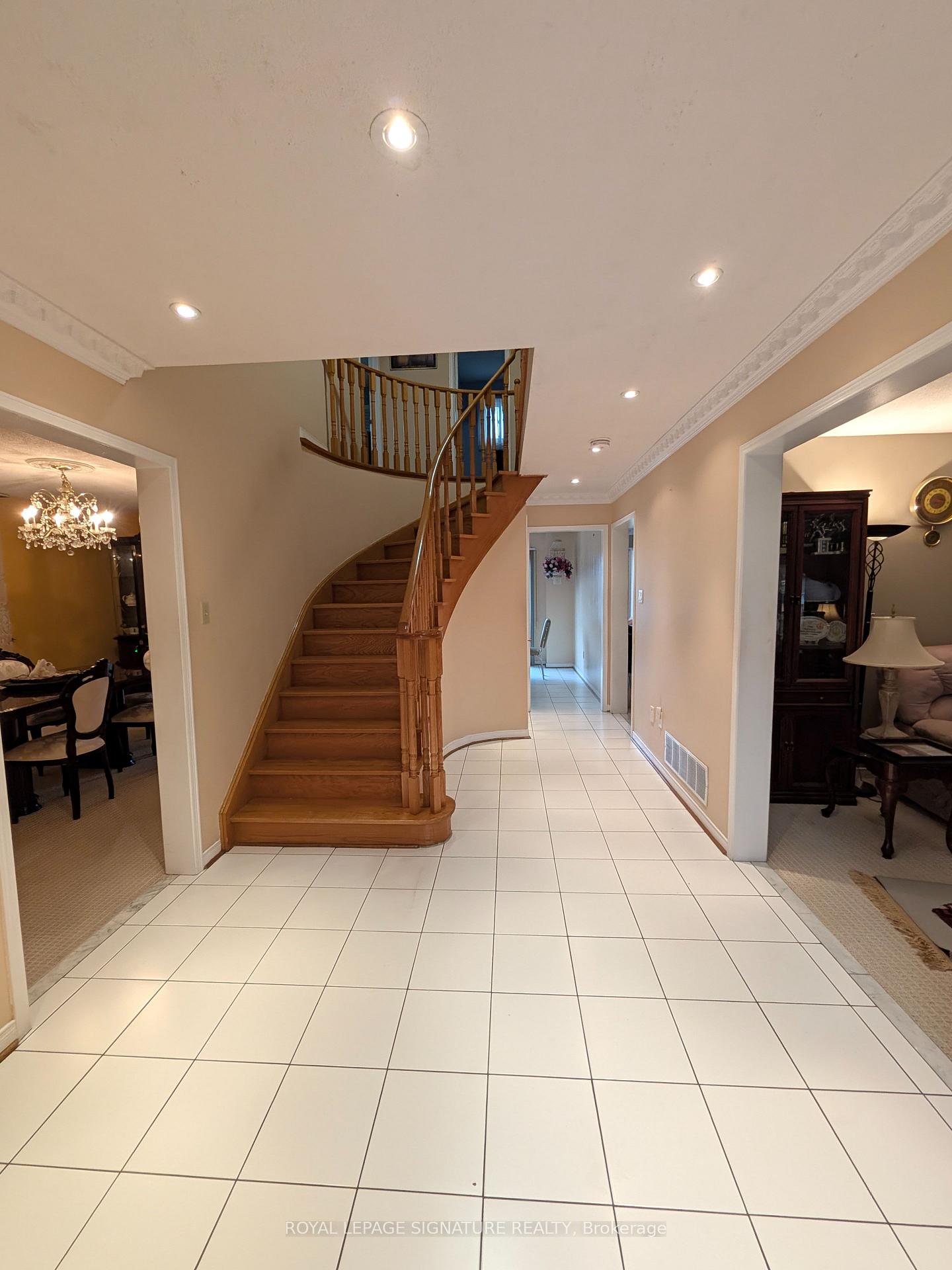Photo 19 of 44 Bankview Circle, Etobicoke, West Humber-Clairville — HOMEH