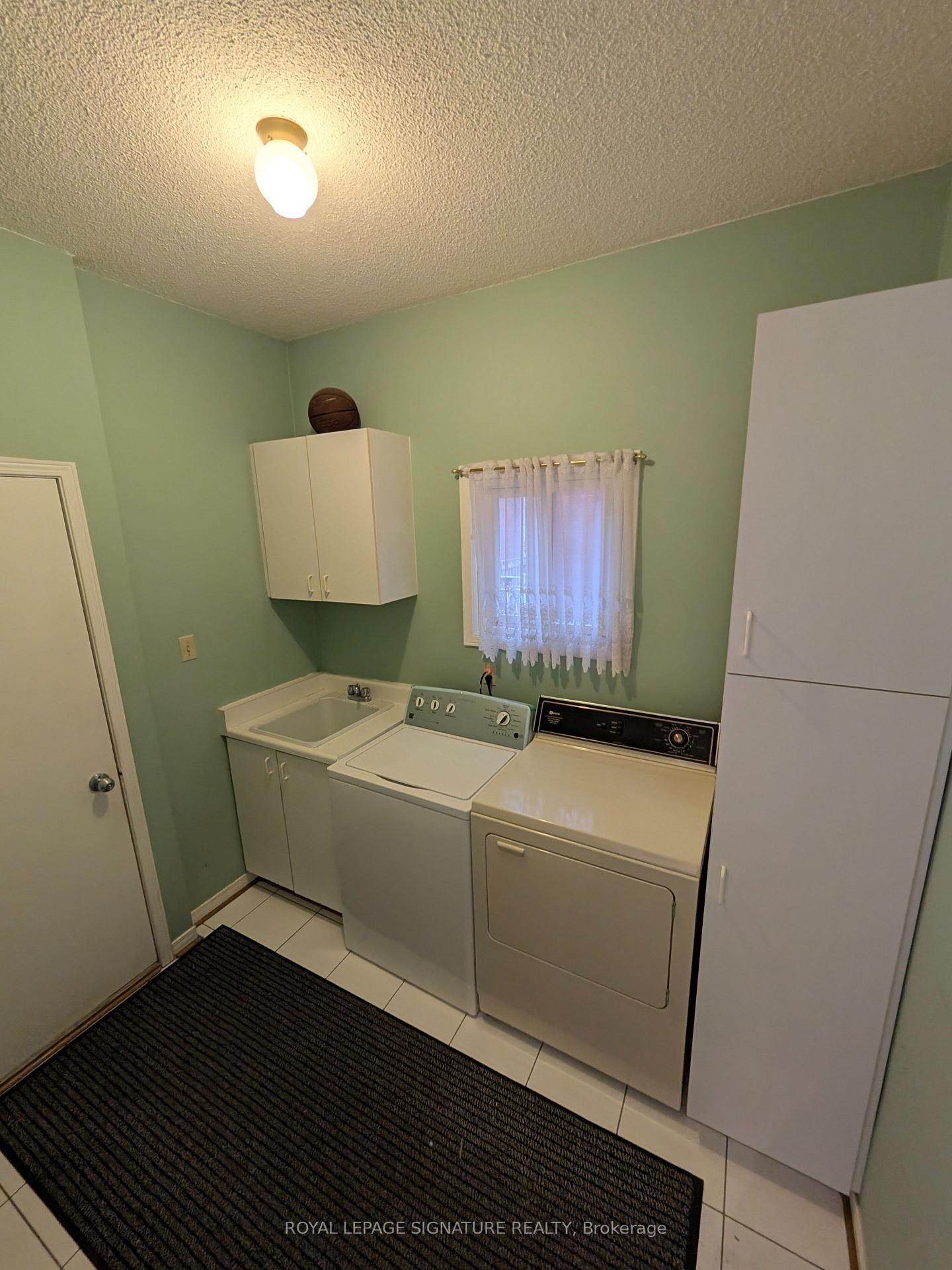 Photo 21 of 44 Bankview Circle, Etobicoke, West Humber-Clairville — HOMEH