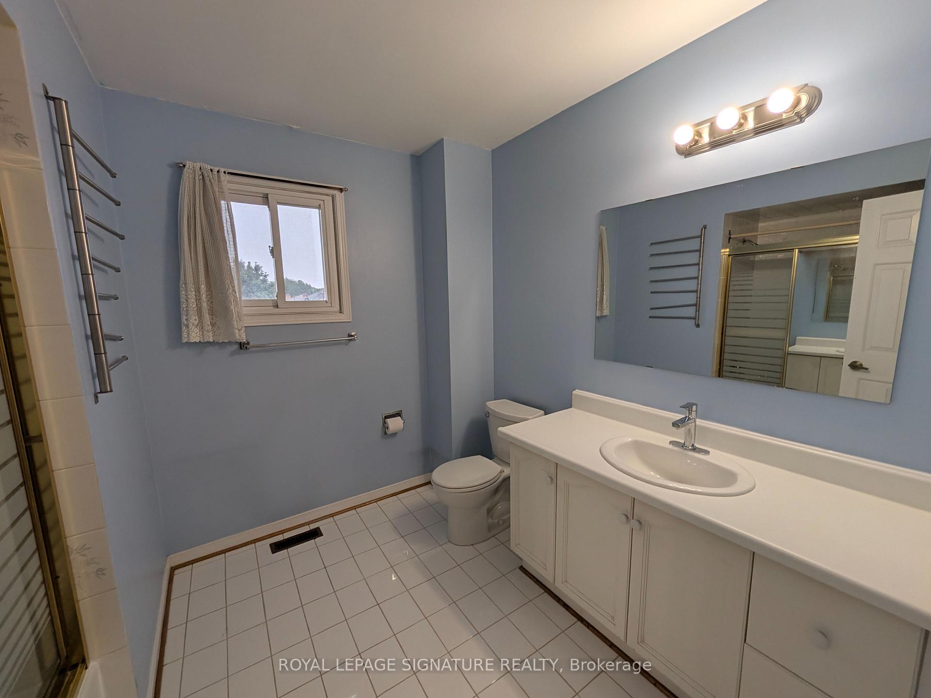 Photo 24 of 44 Bankview Circle, Etobicoke, West Humber-Clairville — HOMEH