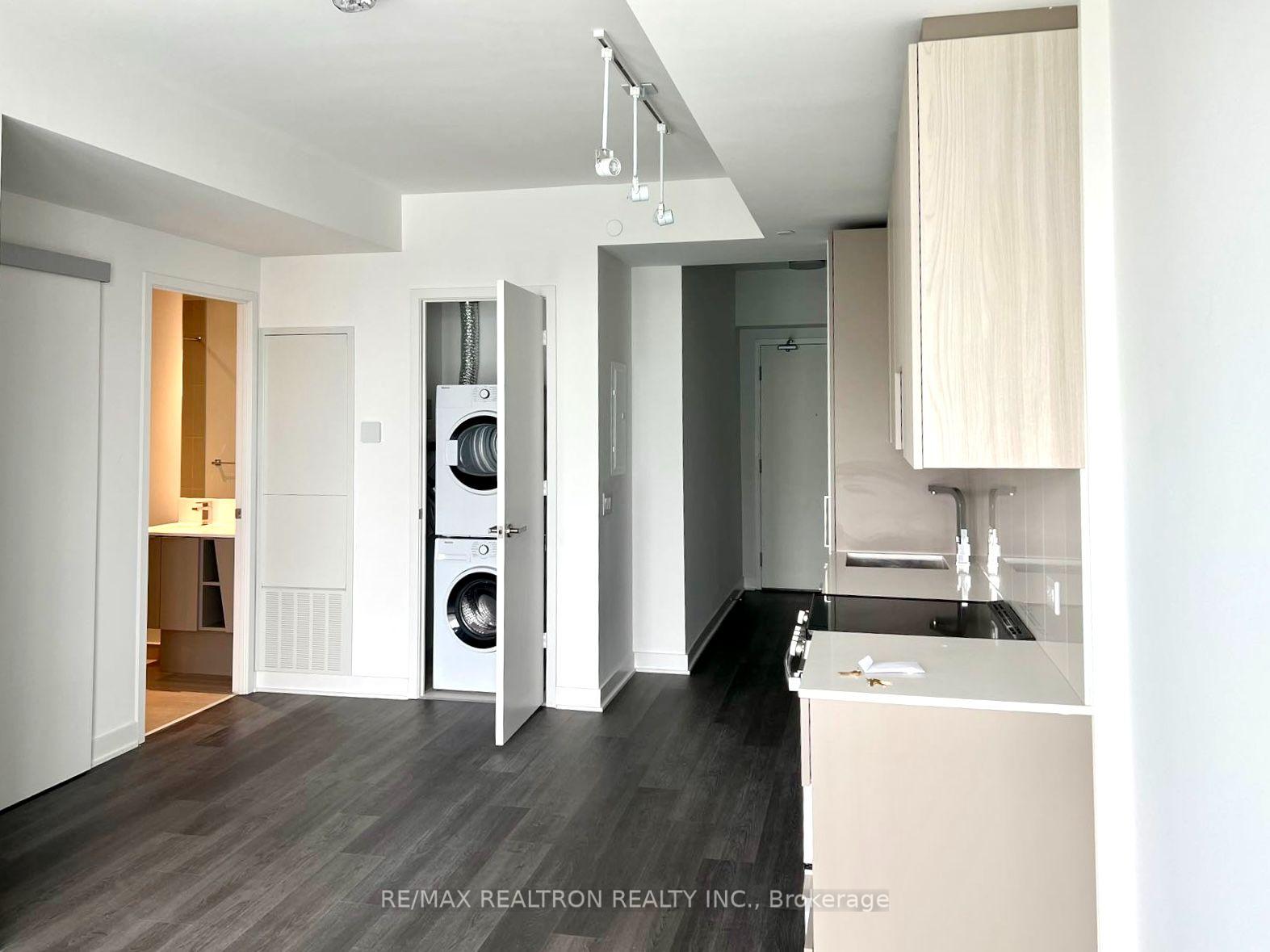 Photo 3 of Unit 1702, 3900 Confederation Parkway, Mississauga, City Centre — HOMEH