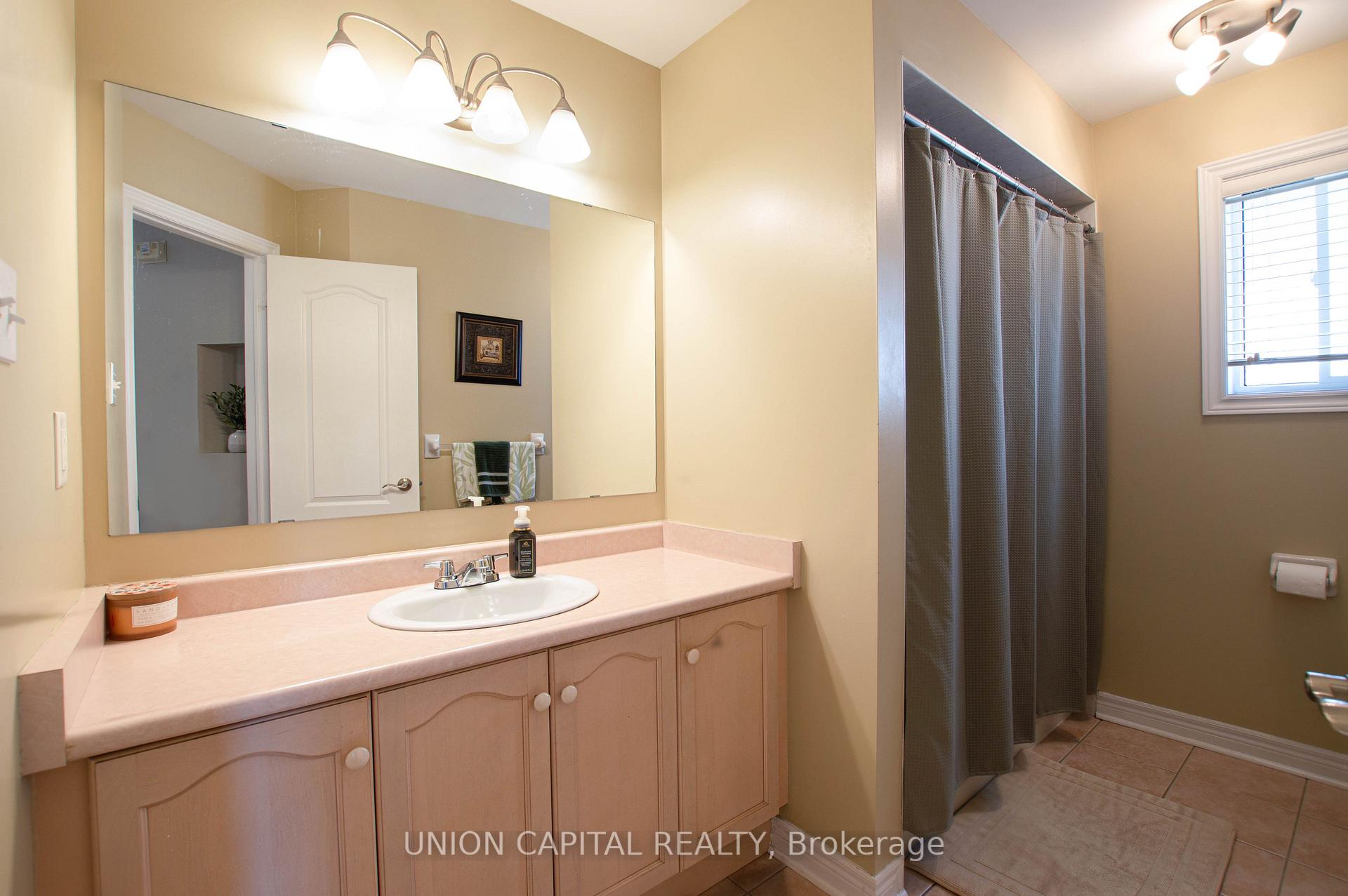 Photo 32 of 28 Sail Crescent, Vaughan, Vellore Village — HOMEH