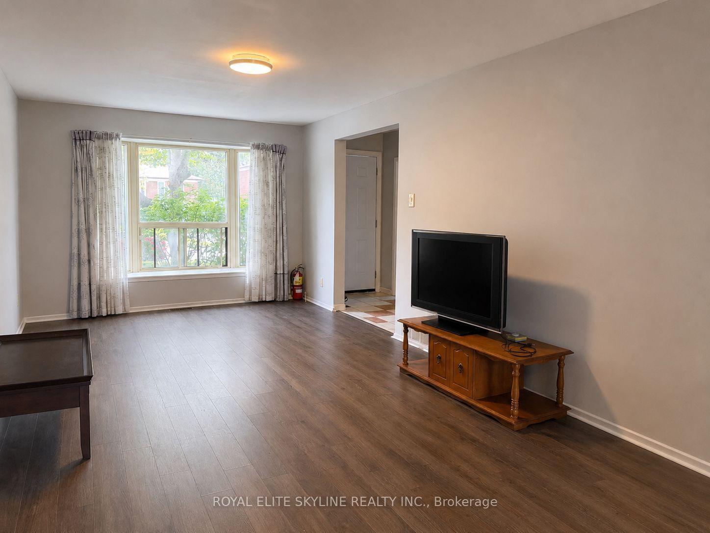 Photo 4 of 40 Clydesdale Drive, North York, Pleasant View — HOMEH
