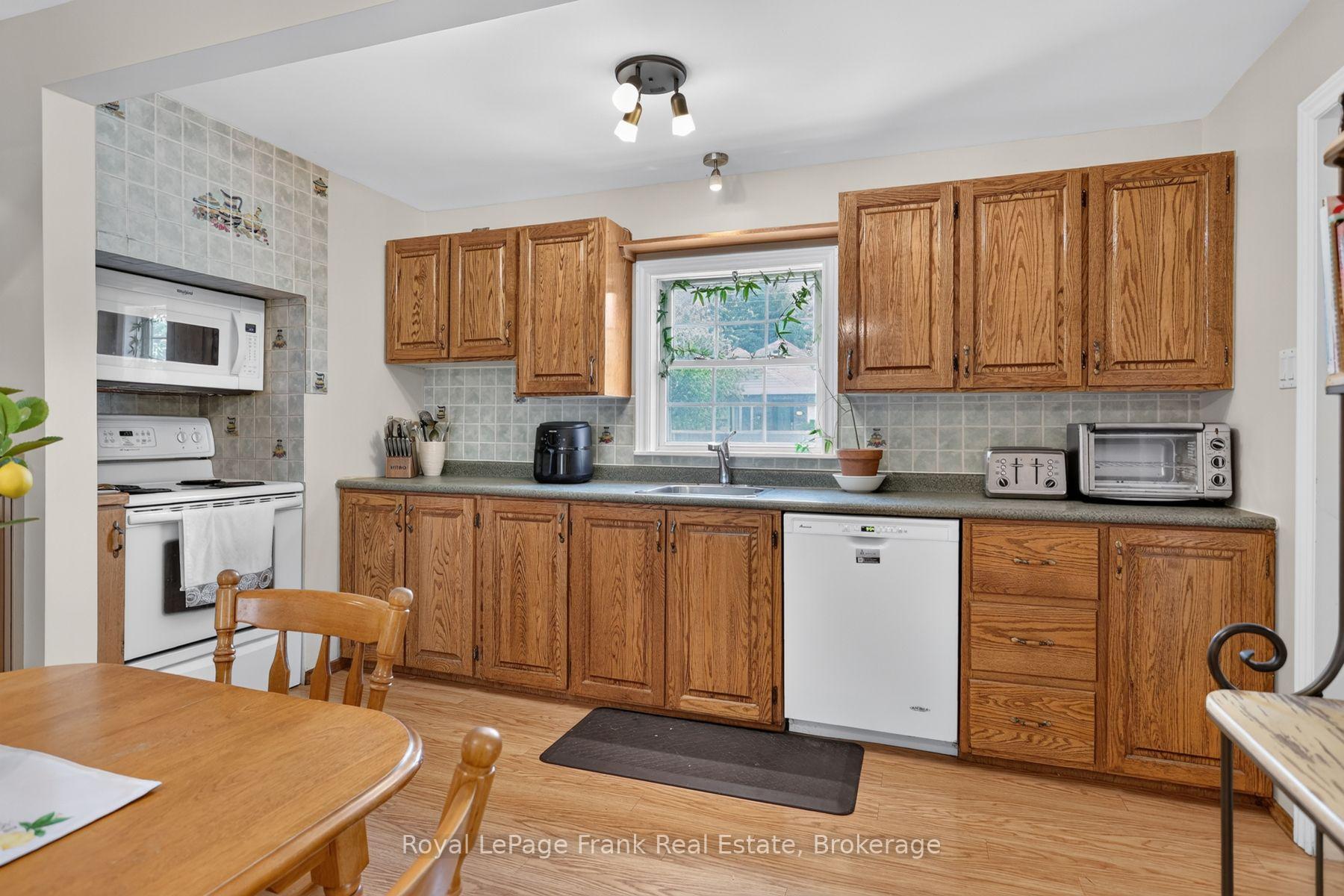 Photo 7 of 728 Hurley Street, Peterborough, Otonabee Ward 1 — HOMEH