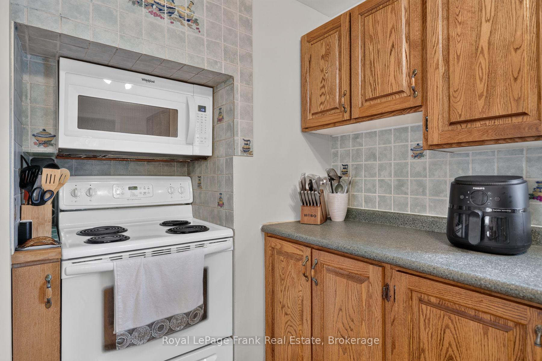 Photo 9 of 728 Hurley Street, Peterborough, Otonabee Ward 1 — HOMEH
