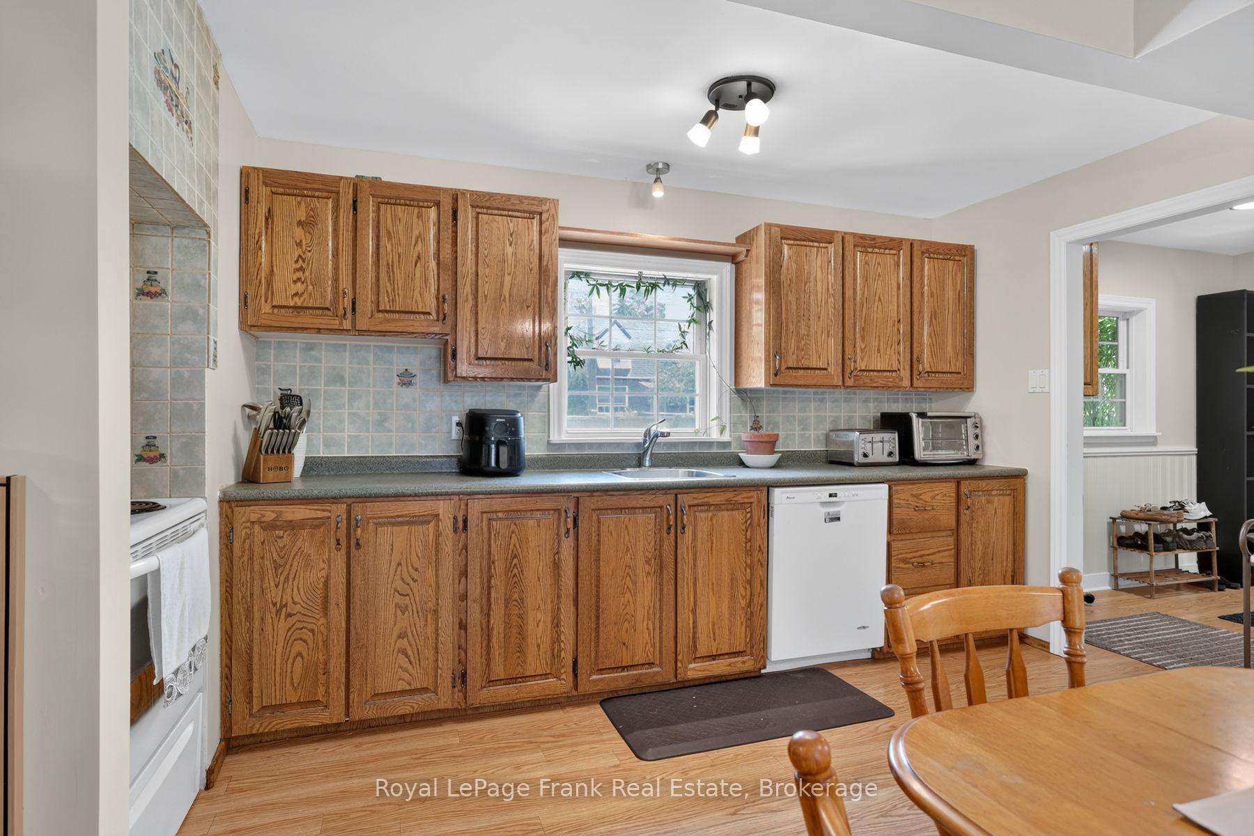Photo 10 of 728 Hurley Street, Peterborough, Otonabee Ward 1 — HOMEH