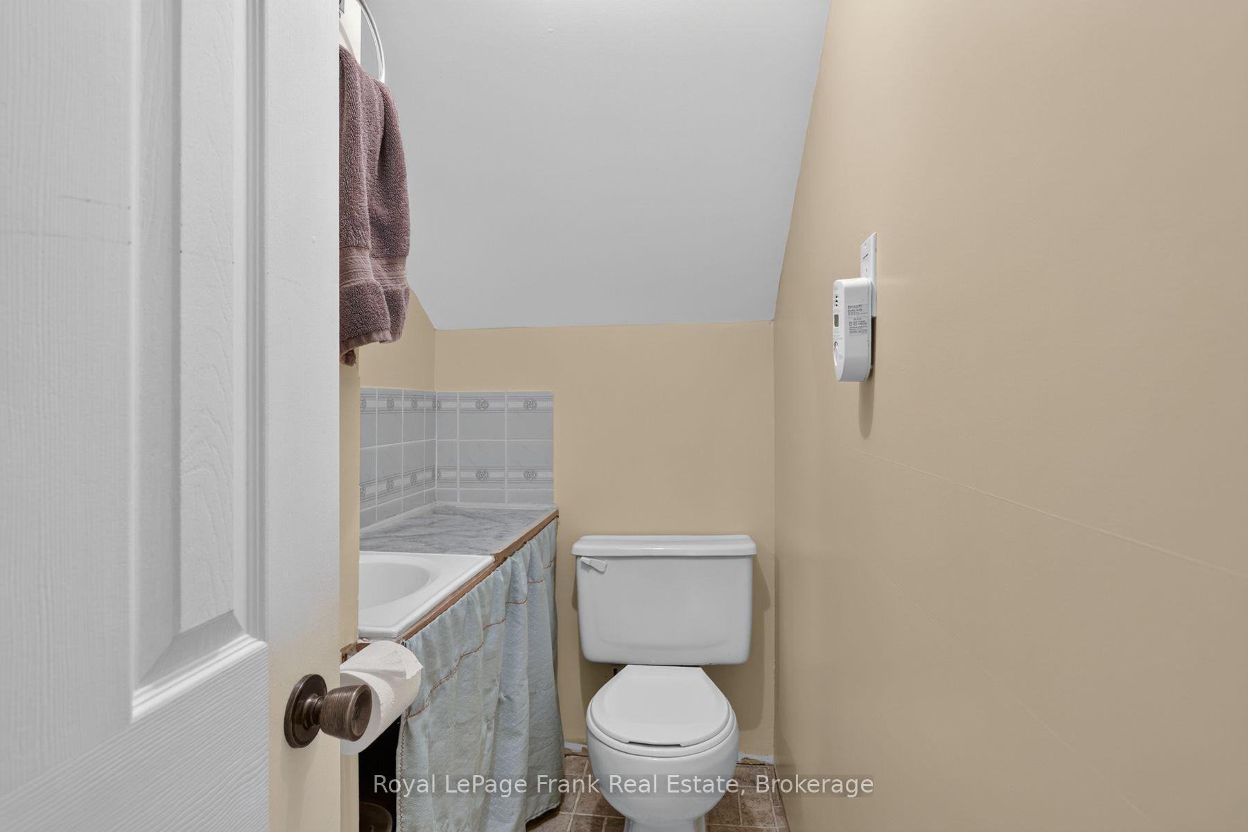 Photo 33 of 728 Hurley Street, Peterborough, Otonabee Ward 1 — HOMEH